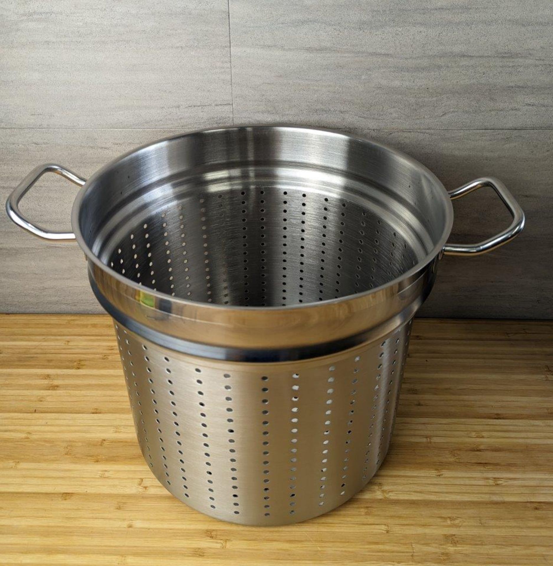 24QT STOCK POT AND LID WITH STEAM INSERT, INDUCTION CAPABLE - LOT OF 3 PIECES - Image 5 of 5