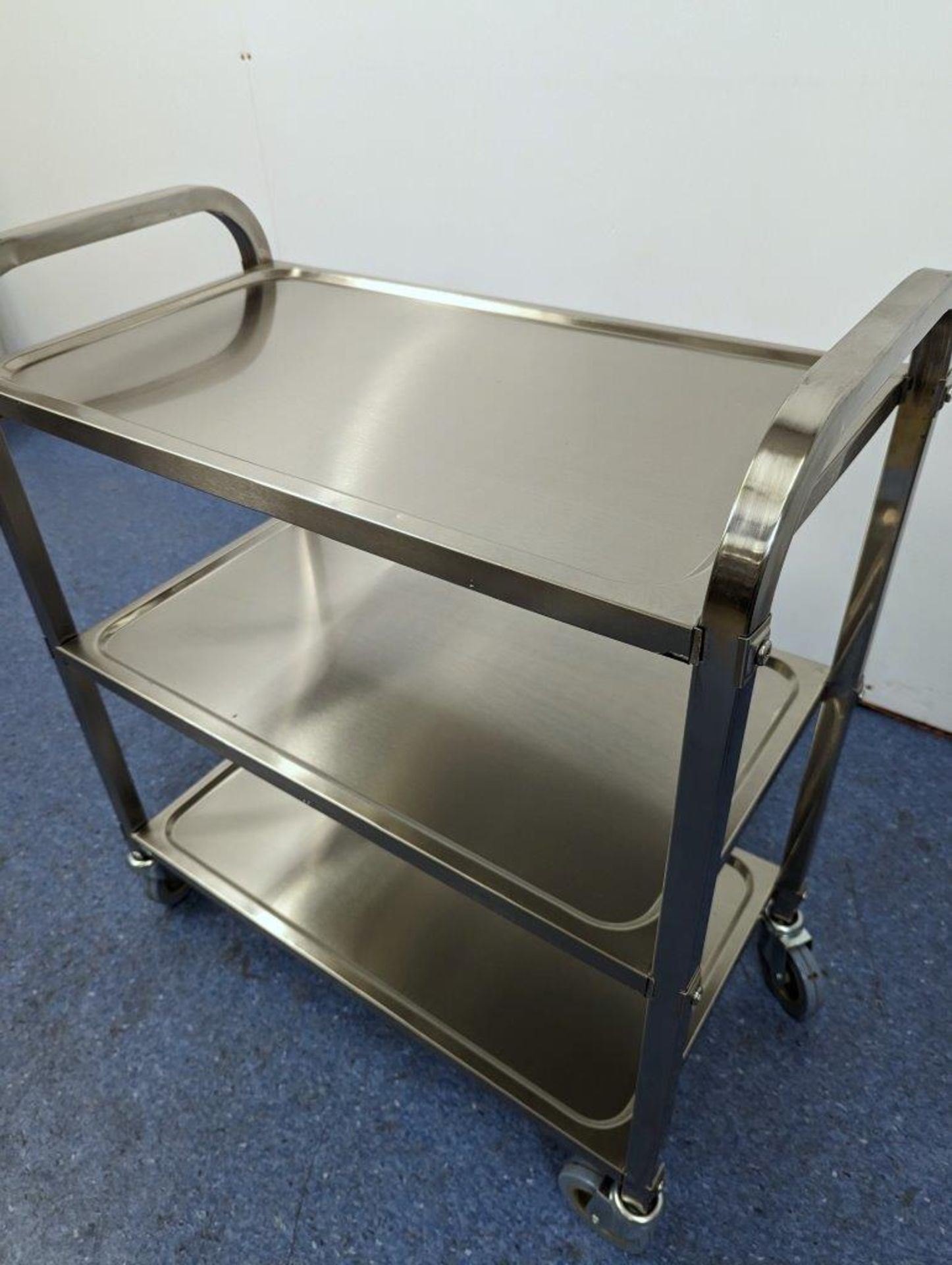 STAINLESS STEEL BUSSING CART WITH 27.25" X 15.75" TRAY SIZE, OMCAN 24418 - Image 5 of 5