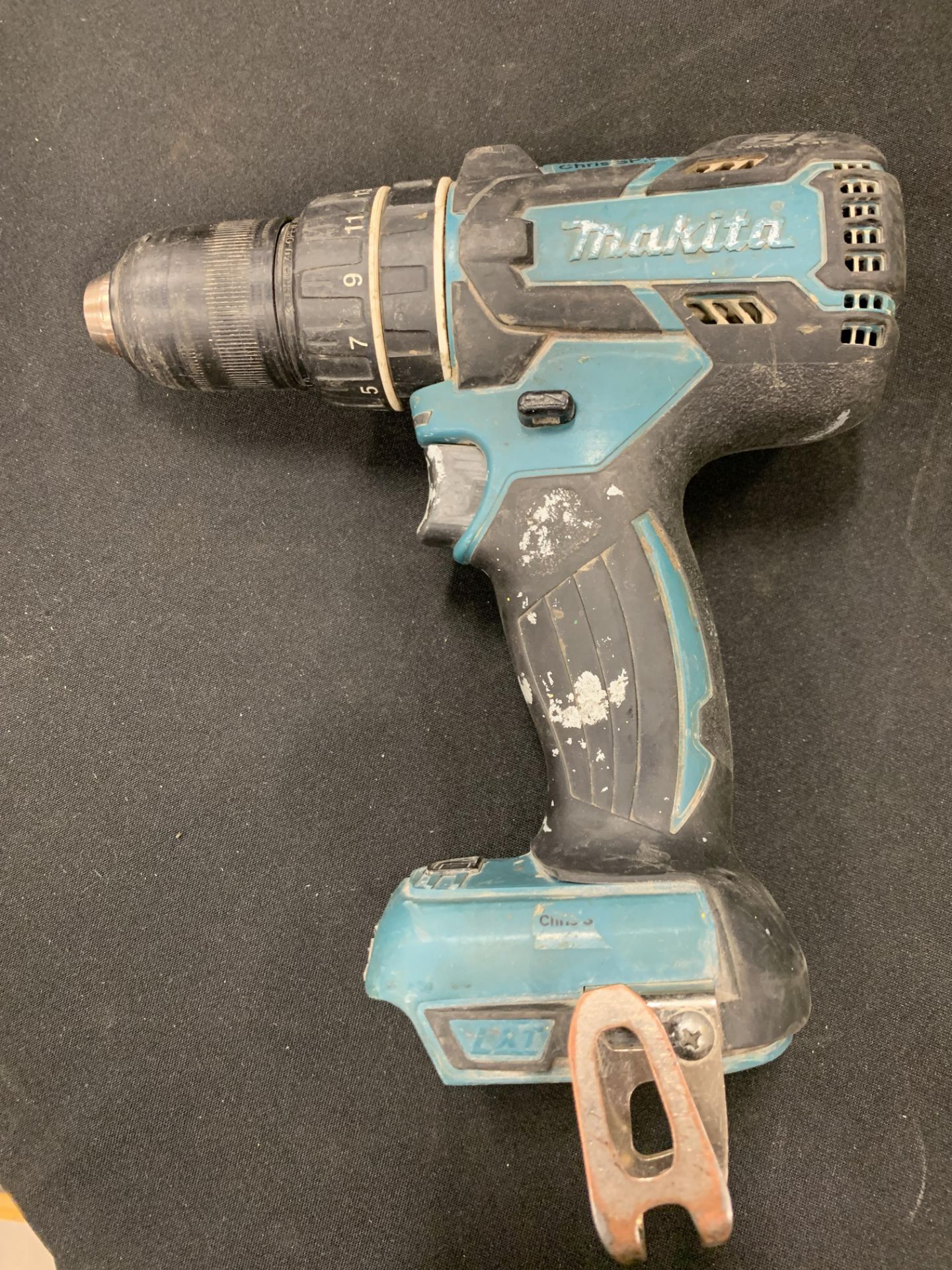 MAKITA 18V CORDLESS DRILLS, ANGLE GRINDER, ELEC. ROUTER - B63 - Image 7 of 15