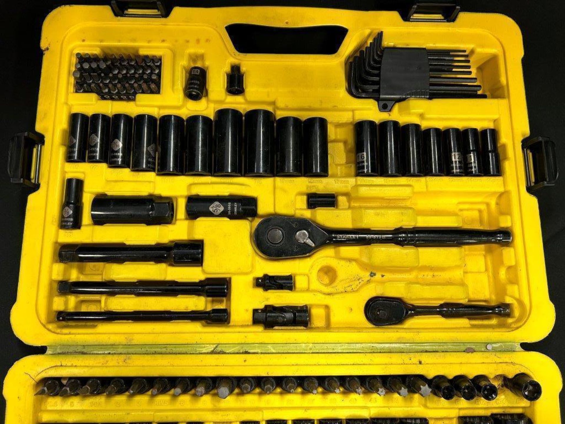 STANLEY SAE & METRIC PARTIAL RATCHET/SOCKET SET - B30 - Image 3 of 4