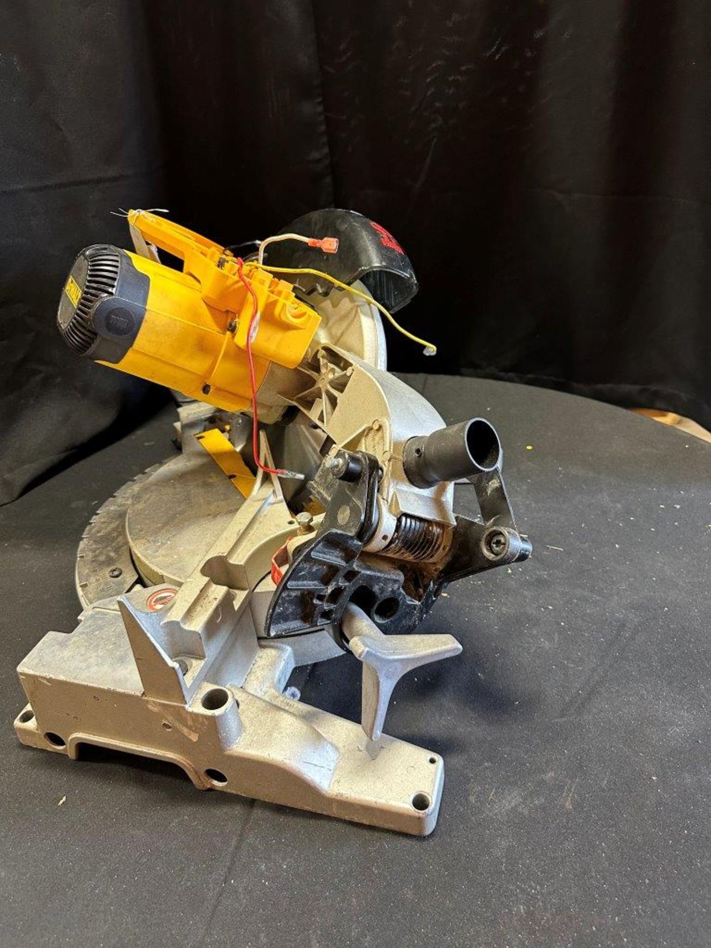 DEWALT 10" MITRE SAW (NEEDS REPAIR) - A72 - Image 3 of 8