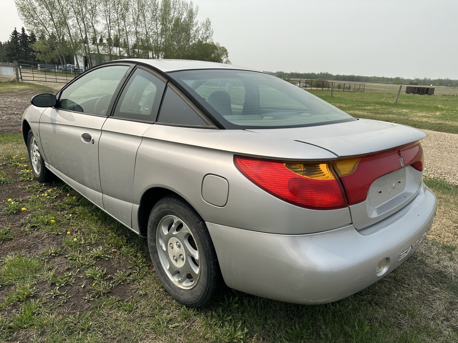 2001 SATURN SL COUPE, 3 DR, AUTO, 118,694 KMS SHOWING, REGISTERED IN AB, S/N 1G82P12851Z243094 ** - Image 4 of 8