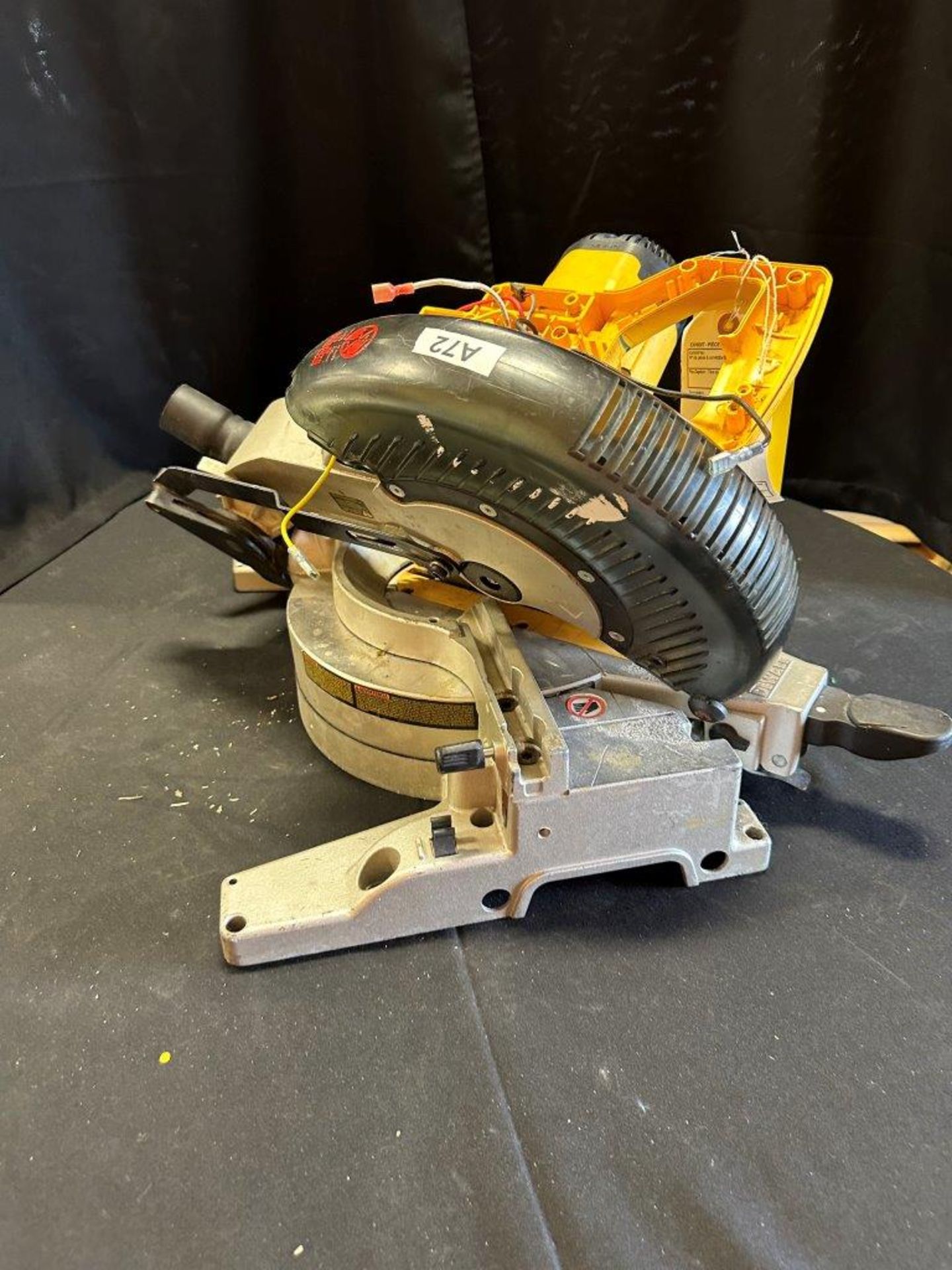 DEWALT 10" MITRE SAW (NEEDS REPAIR) - A72 - Image 4 of 8