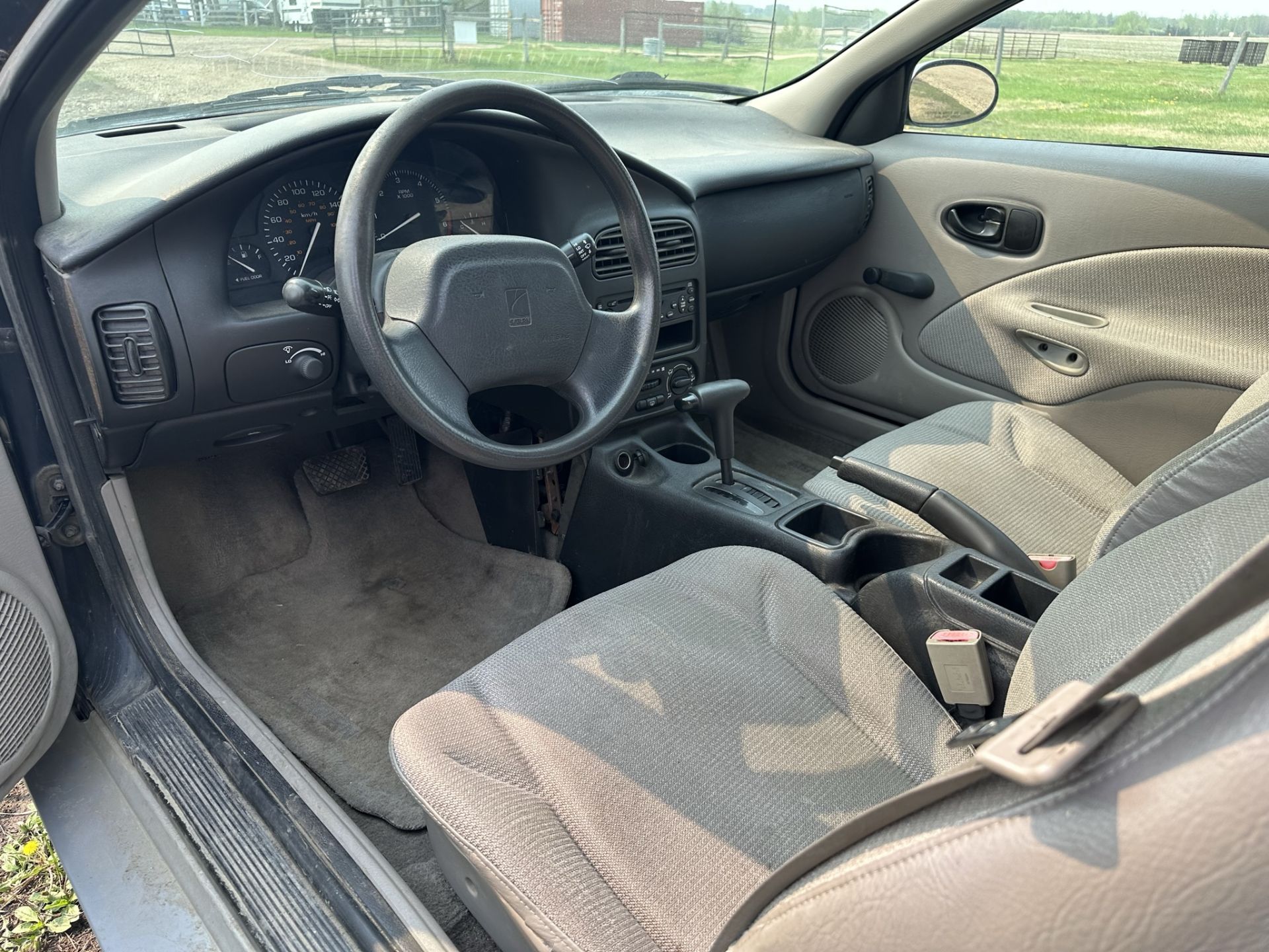 2001 SATURN SL COUPE, 3 DR, AUTO, 118,694 KMS SHOWING, REGISTERED IN AB, S/N 1G82P12851Z243094 ** - Image 5 of 8