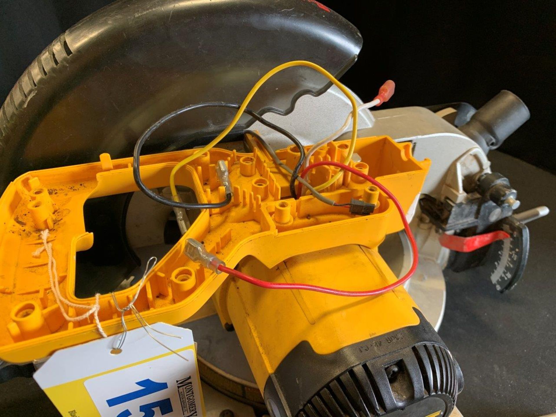 DEWALT 10" MITRE SAW (NEEDS REPAIR) - A72 - Image 7 of 8