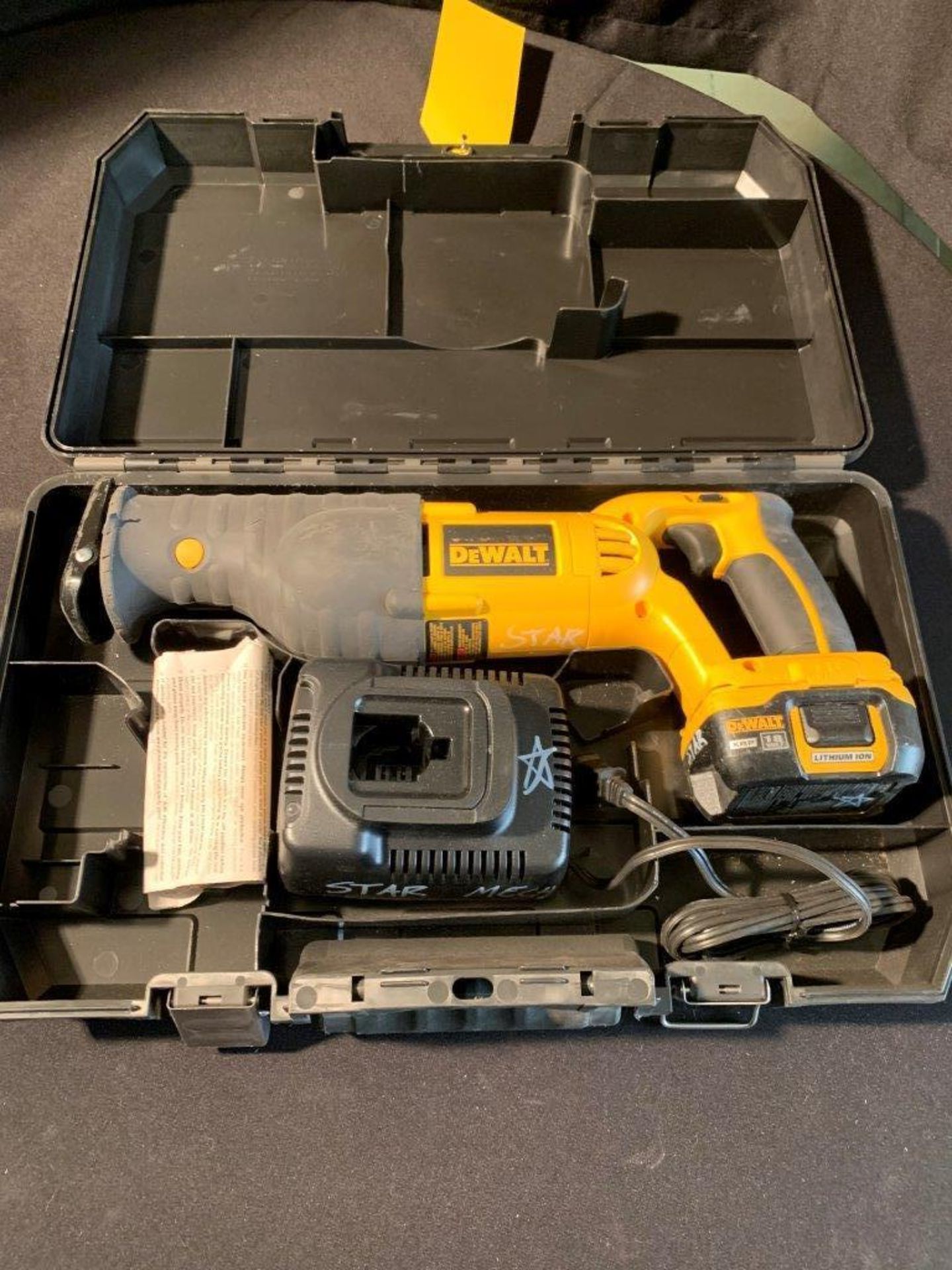 DEWALT CORDLESS 18V RECIPROCATING SAW W/ BATTERY AND CHARGER