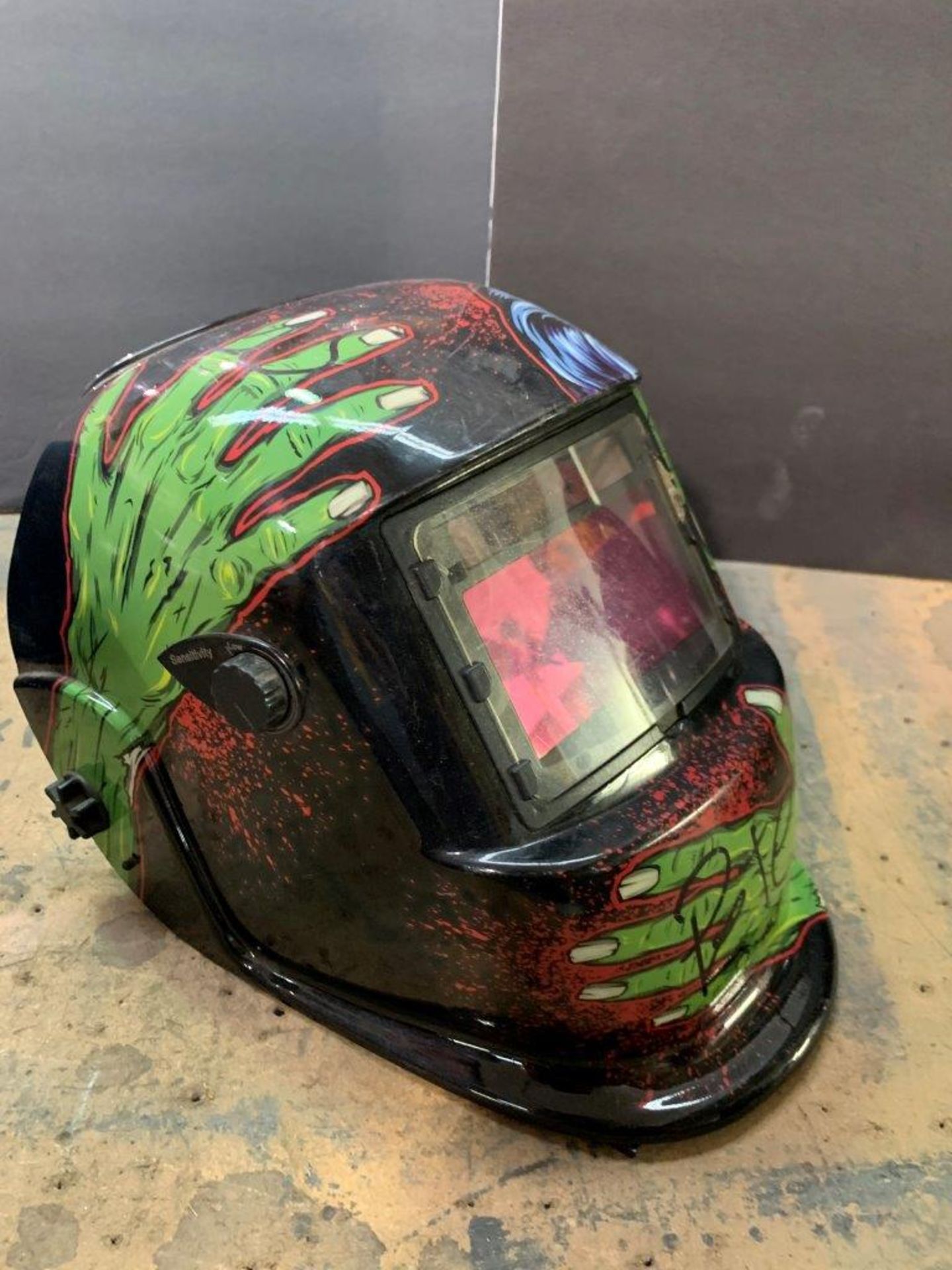 CUSTOM DIGITAL WELDING HELMET, WELDING & GRINDING SETTINGS, AUTO DARKENING - Image 2 of 3