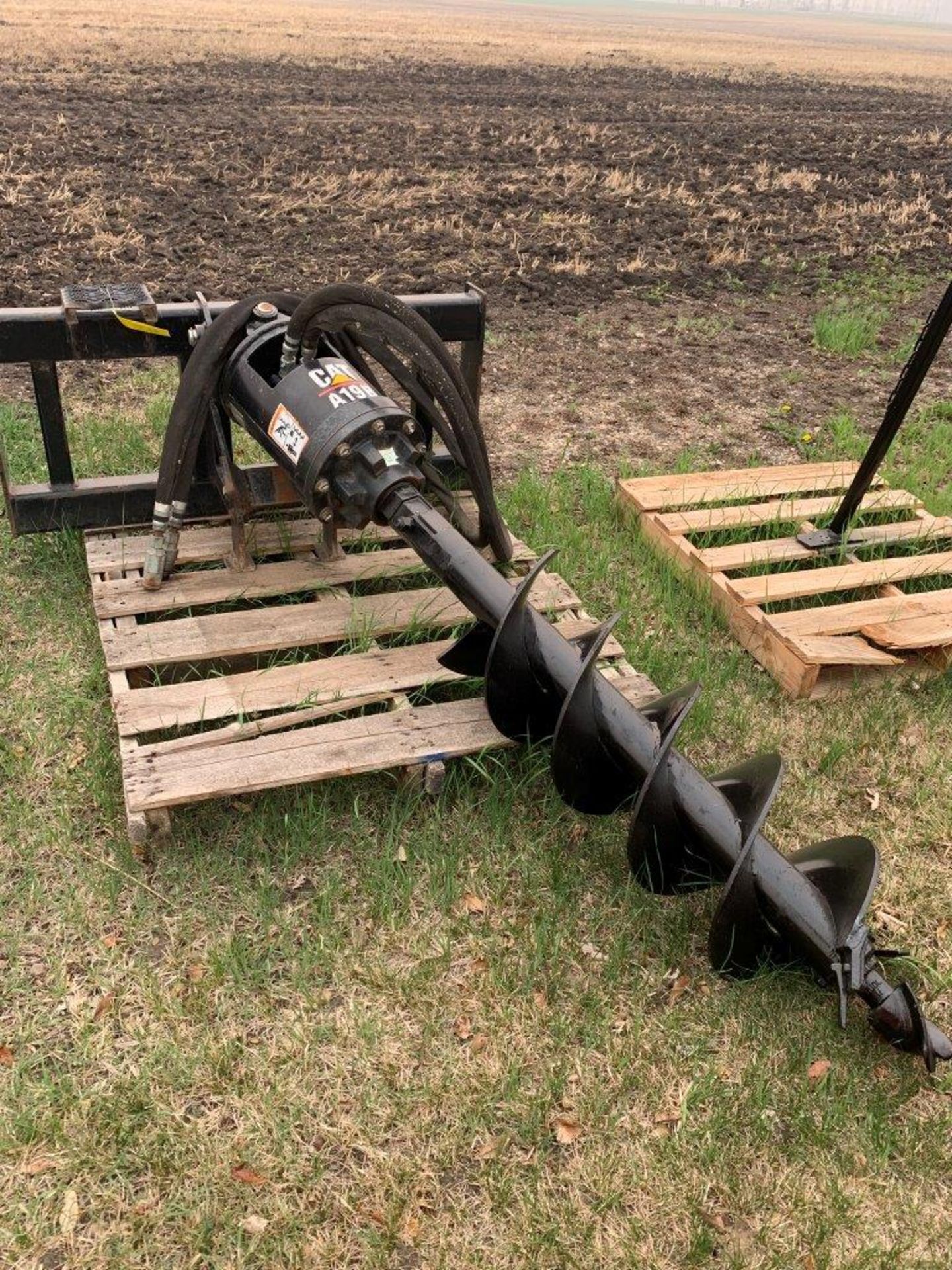 CAT A19B HYD. AUGER TO FIT SKID STEER S/N SMR06011 W/ 12" X 5FT AUGER BIT