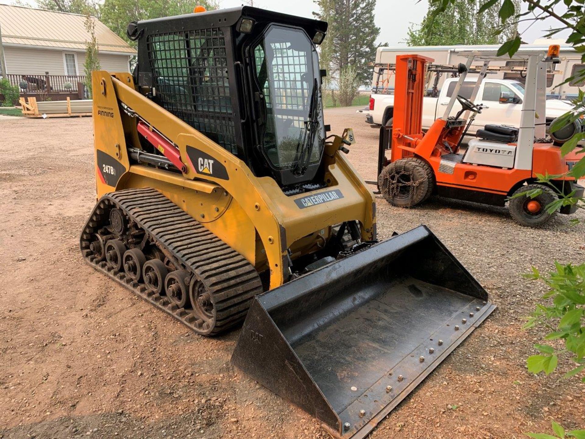 2011 CAT 247B-3 TRACK SKID STEER W/ HYD. QUICK ATTACH, ISO CONTROLS, HEATER, AC, 730 HRS SHOWING