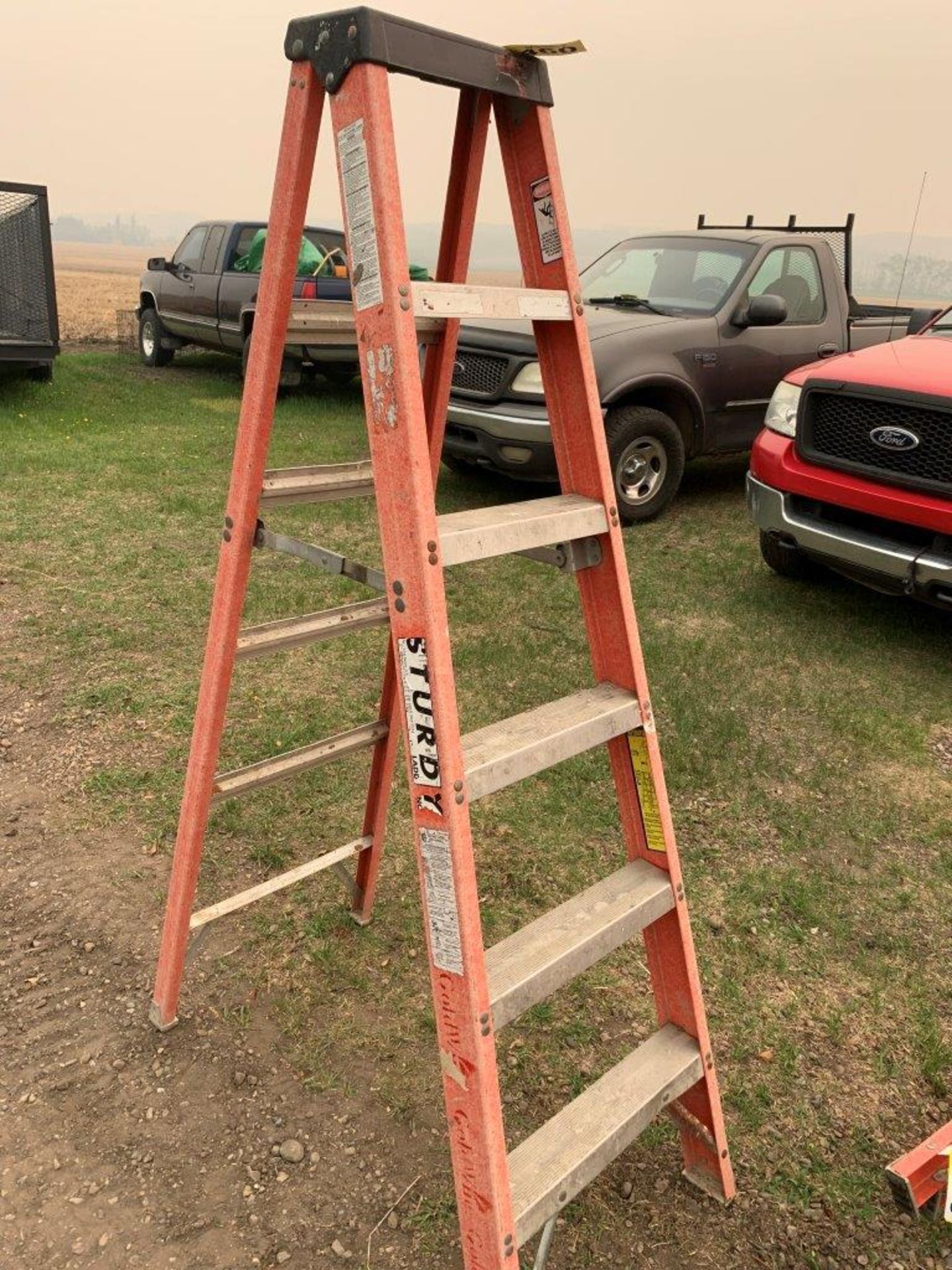 STURDY 6 FT FIBREGLASS STEP LADDER