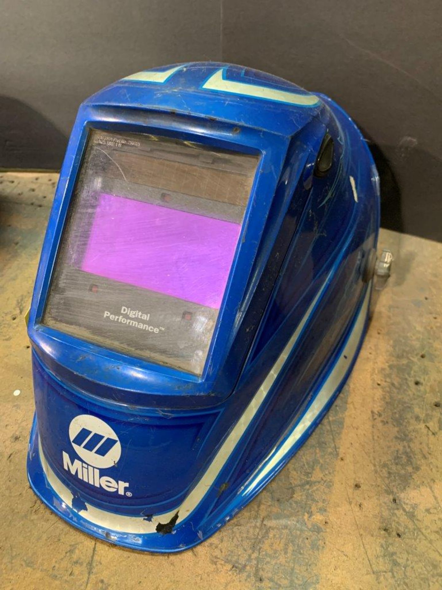 MILLER DIGITAL WELDING HELMET, WELD/CUT/GRIND SETTING, AUTO DARKENING - Image 2 of 4