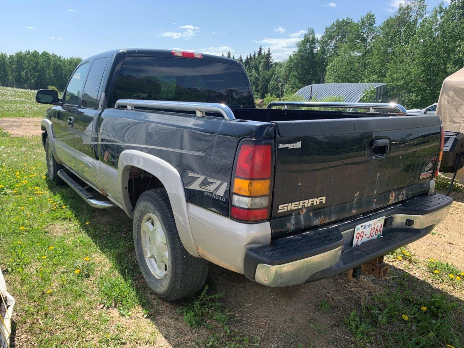 2005 GMC SIERRA Z71, SHORT BOX, EXTENDED CAB PICK UP TRUCK, 4X4, V8 AUTOMATIC 169,923 KM'S - Image 3 of 27