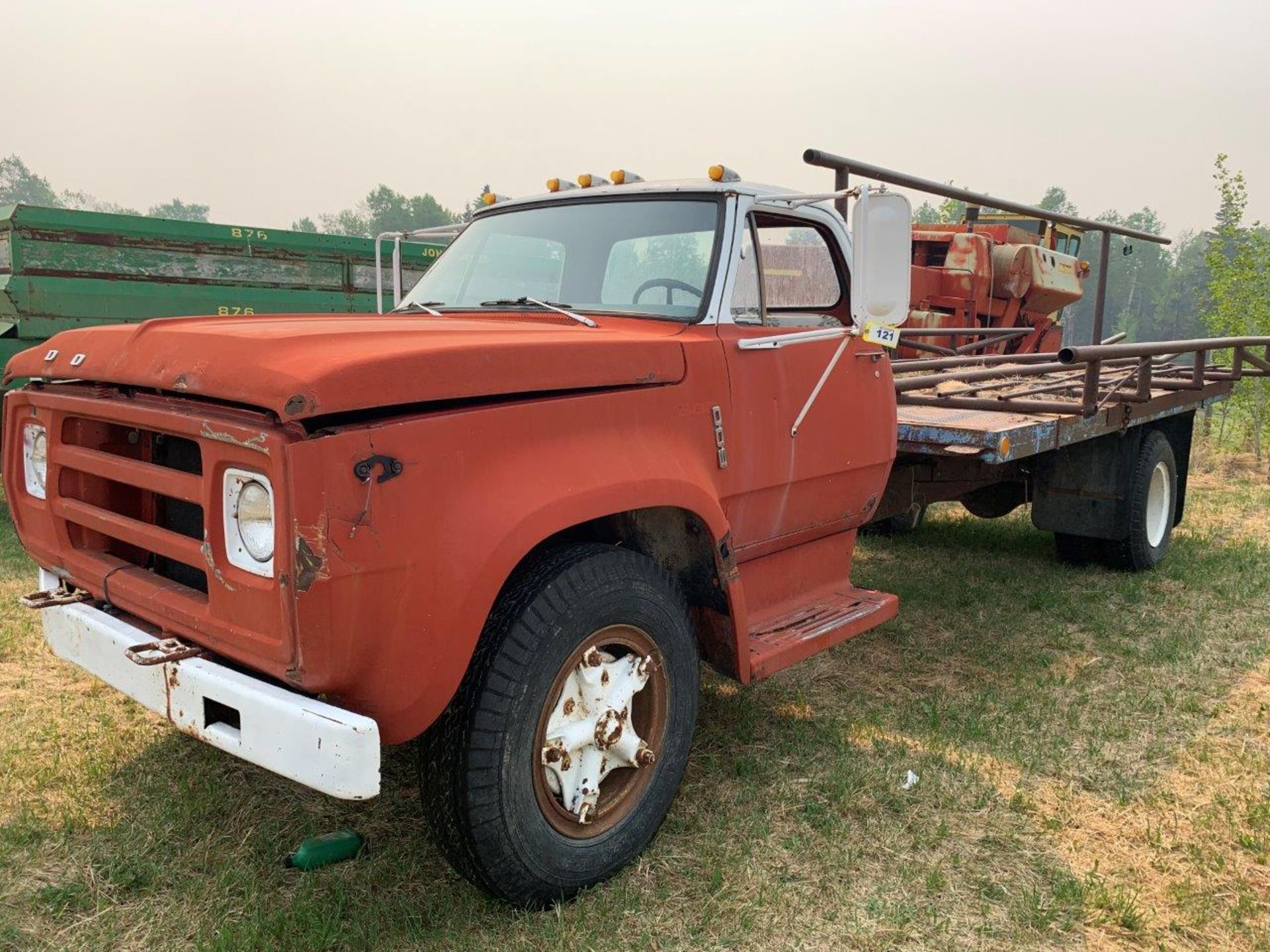 1976 DODGE D600 S/A TRUCK W/16 FT DECK AND HOIST, DUALS, 24 FT BALE RACK, 900-20 RUBBER, S/N