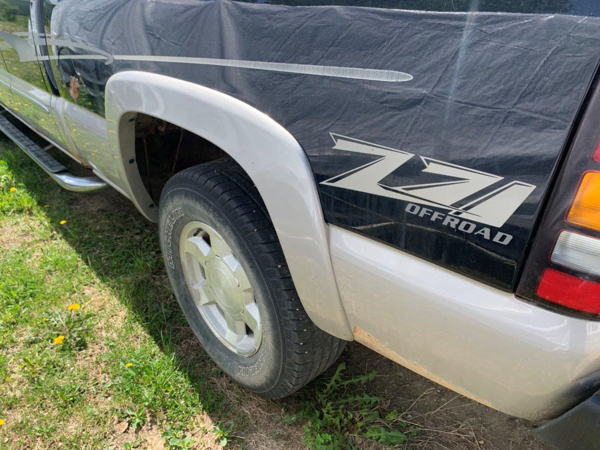 2005 GMC SIERRA Z71, SHORT BOX, EXTENDED CAB PICK UP TRUCK, 4X4, V8 AUTOMATIC 169,923 KM'S - Image 6 of 27