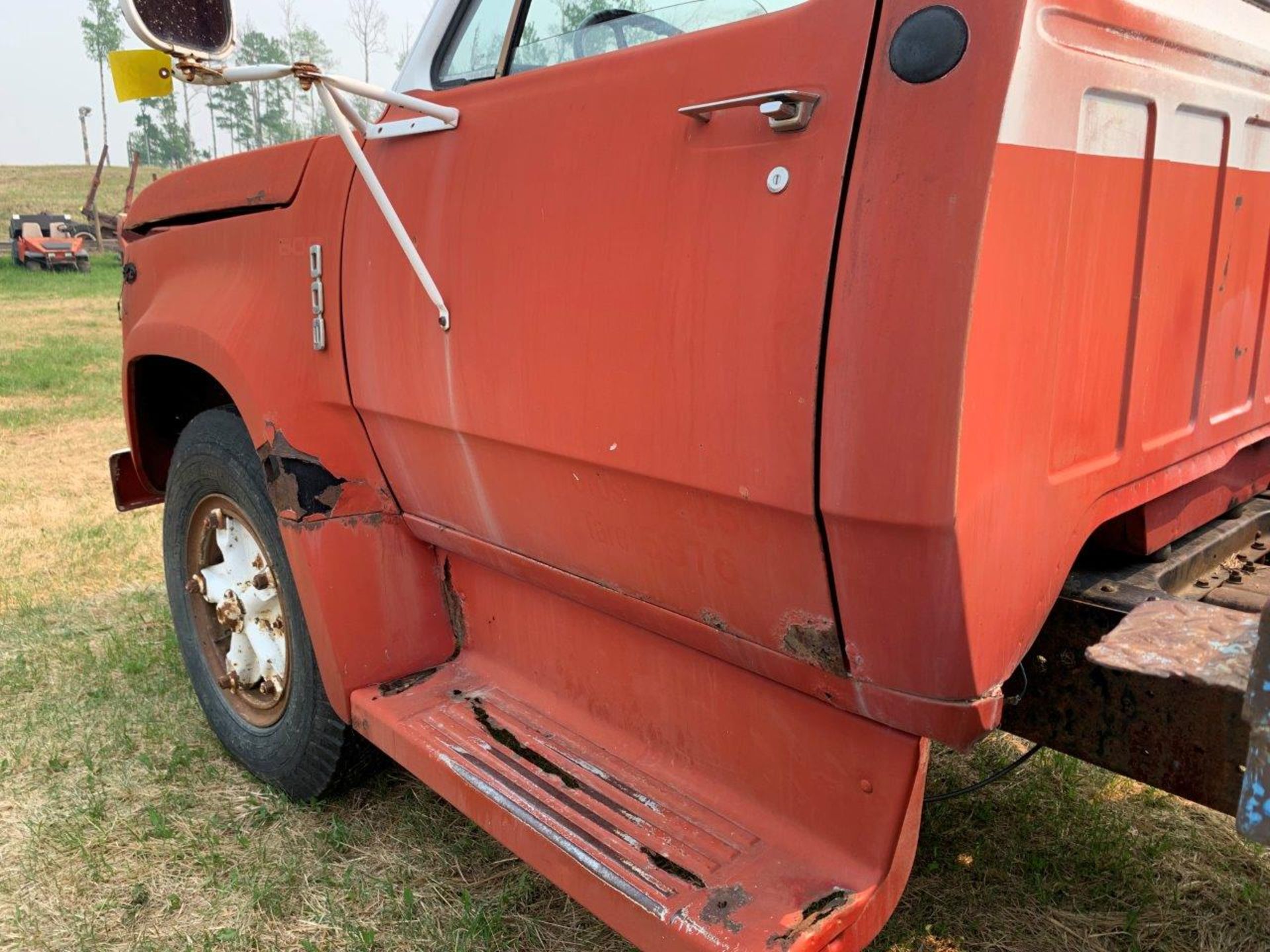 1976 DODGE D600 S/A TRUCK W/16 FT DECK AND HOIST, DUALS, 24 FT BALE RACK, 900-20 RUBBER, S/N - Image 9 of 20