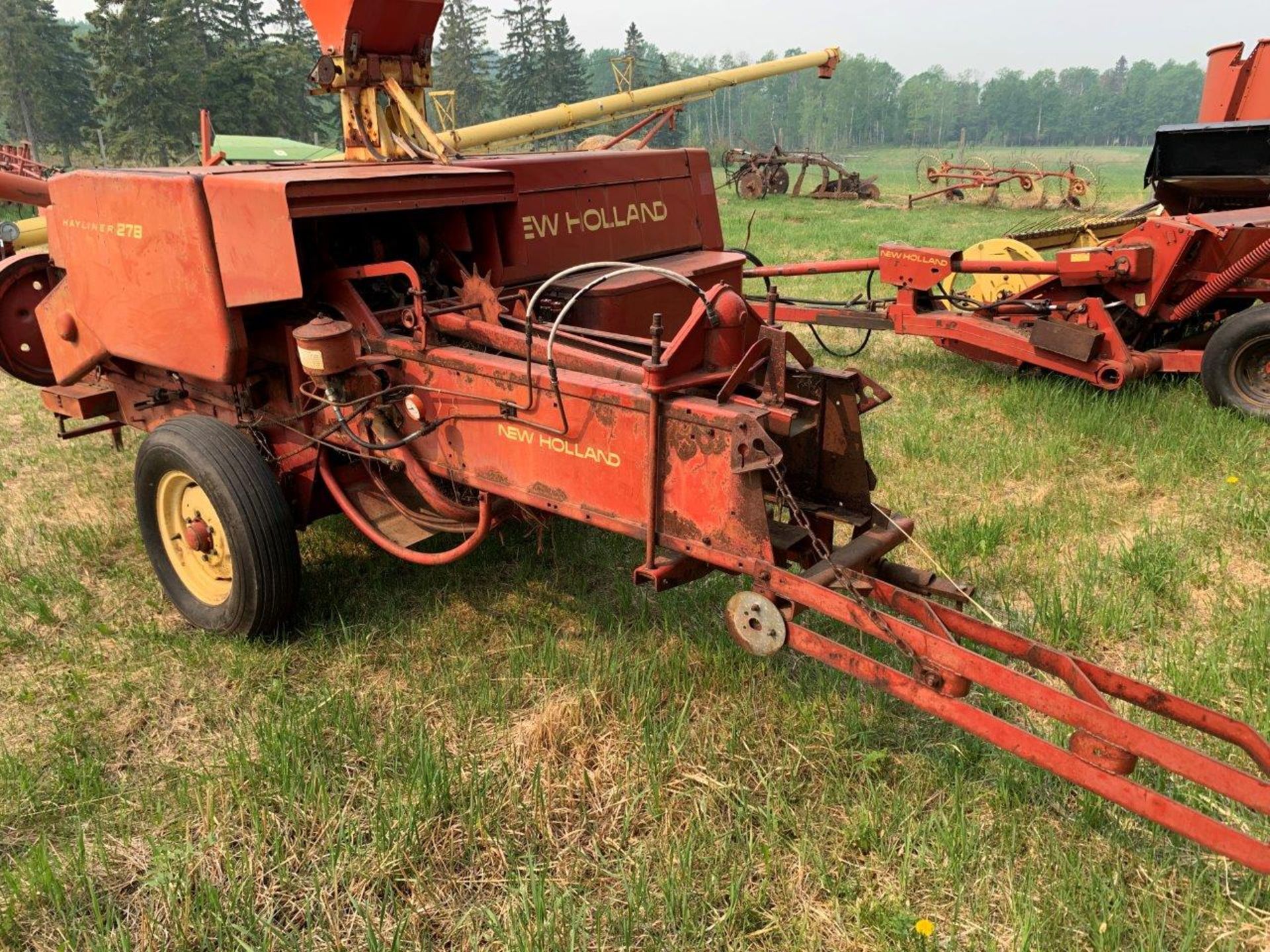 NEW HOLLAND 278 SQUARE BALER W/ APPLICATOR, HYDRAULIC TENSION, S/N 30295 - Image 4 of 13