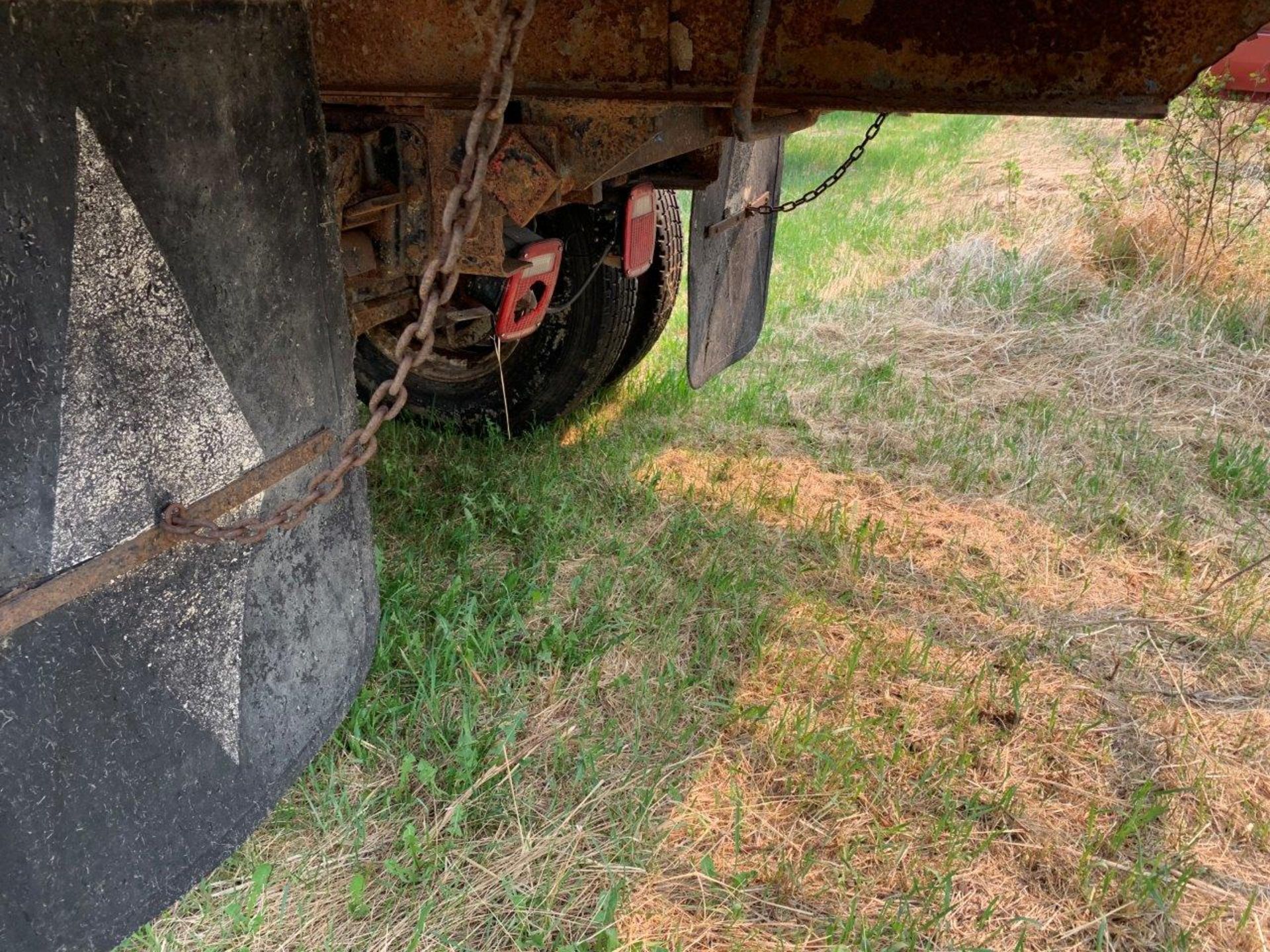 1976 DODGE D600 S/A TRUCK W/16 FT DECK AND HOIST, DUALS, 24 FT BALE RACK, 900-20 RUBBER, S/N - Image 6 of 20