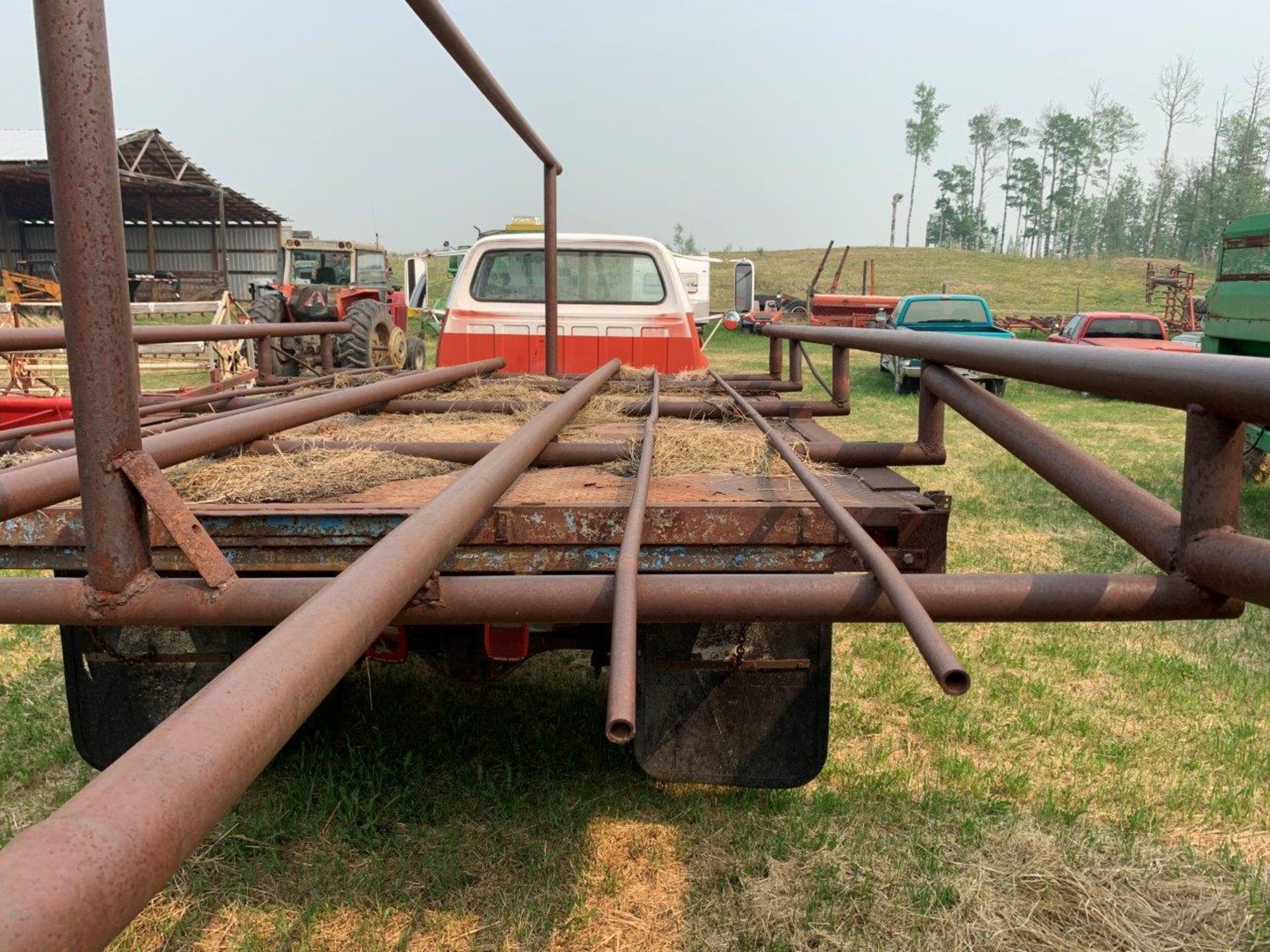 1976 DODGE D600 S/A TRUCK W/16 FT DECK AND HOIST, DUALS, 24 FT BALE RACK, 900-20 RUBBER, S/N - Image 4 of 20