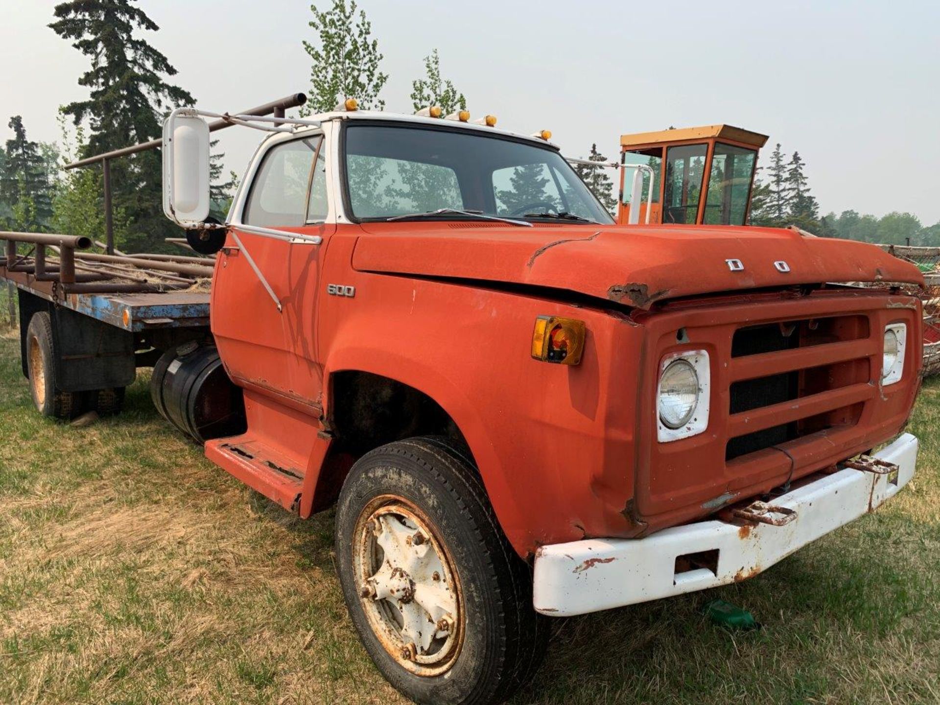 1976 DODGE D600 S/A TRUCK W/16 FT DECK AND HOIST, DUALS, 24 FT BALE RACK, 900-20 RUBBER, S/N - Image 2 of 20