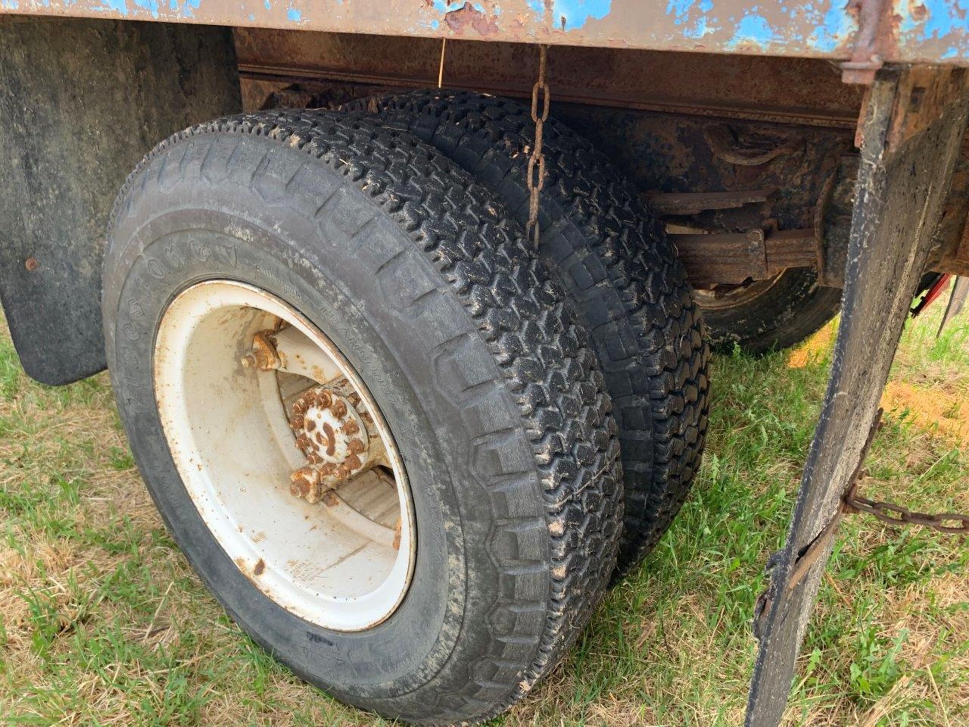 1976 DODGE D600 S/A TRUCK W/16 FT DECK AND HOIST, DUALS, 24 FT BALE RACK, 900-20 RUBBER, S/N - Image 7 of 20