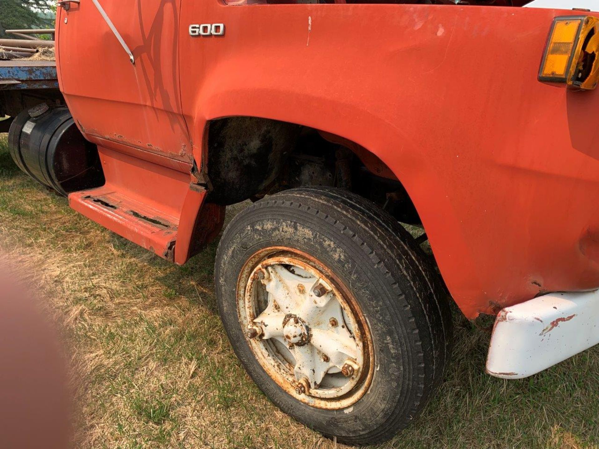 1976 DODGE D600 S/A TRUCK W/16 FT DECK AND HOIST, DUALS, 24 FT BALE RACK, 900-20 RUBBER, S/N - Image 20 of 20