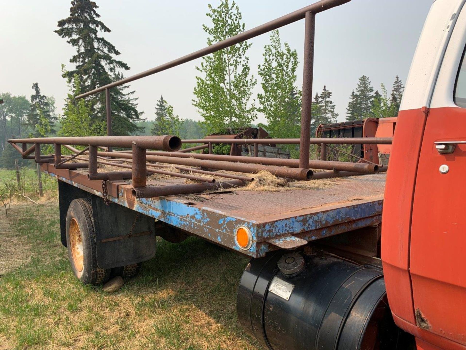 1976 DODGE D600 S/A TRUCK W/16 FT DECK AND HOIST, DUALS, 24 FT BALE RACK, 900-20 RUBBER, S/N - Image 3 of 20