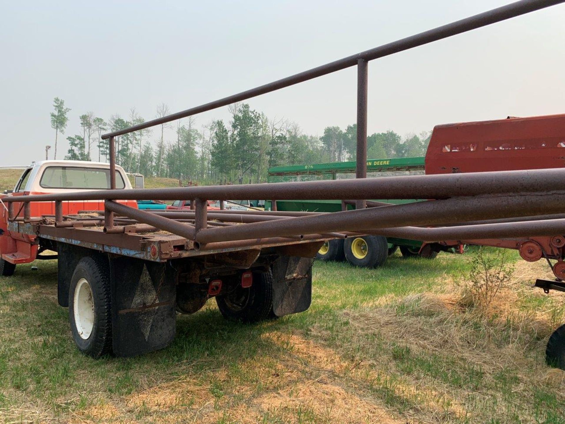 1976 DODGE D600 S/A TRUCK W/16 FT DECK AND HOIST, DUALS, 24 FT BALE RACK, 900-20 RUBBER, S/N - Image 5 of 20