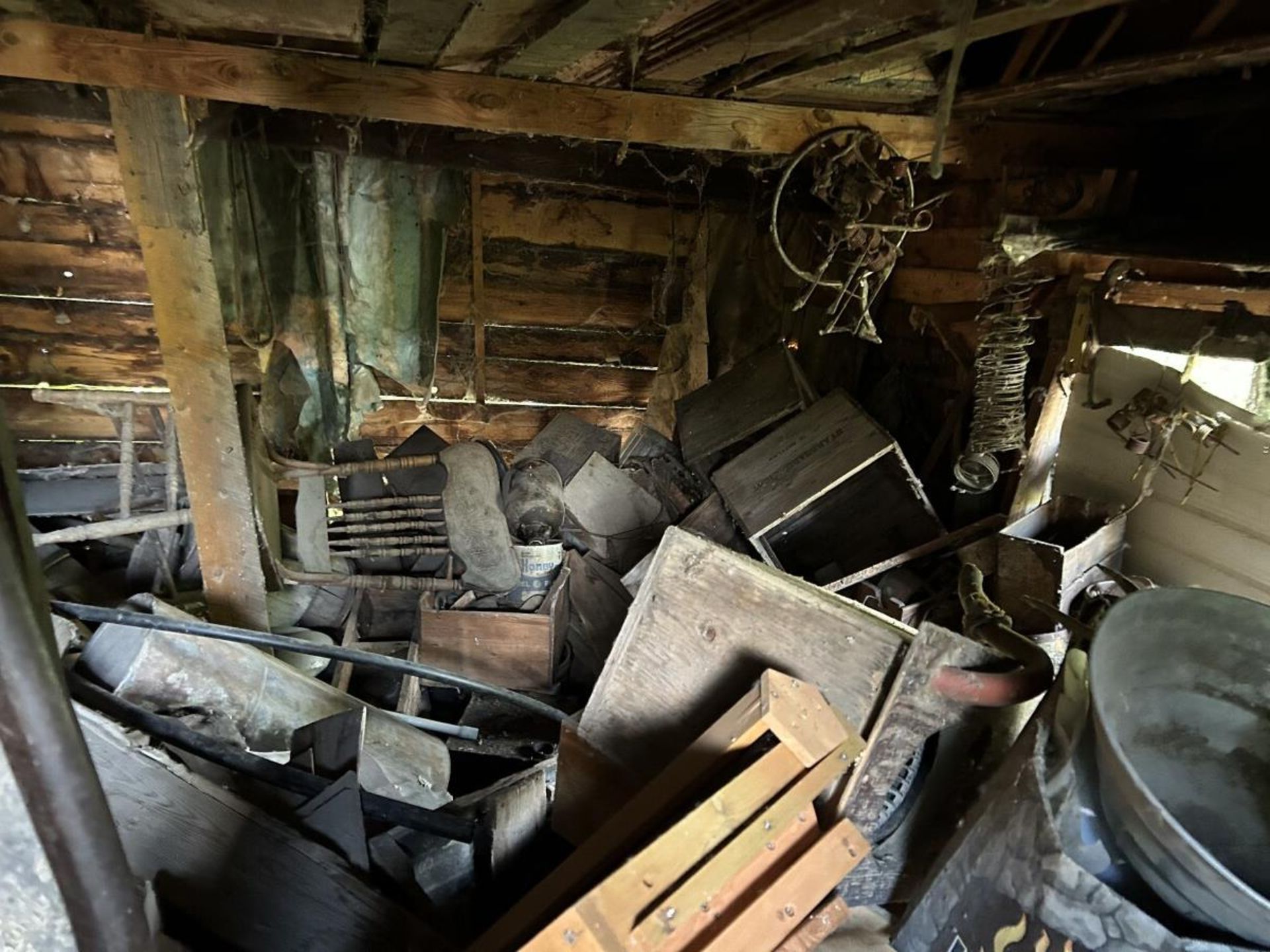 MISC. CONTENTS OF SHED INCLUDING: ANTIQUE CROSS CUT SAWS, ETC. - Image 4 of 5