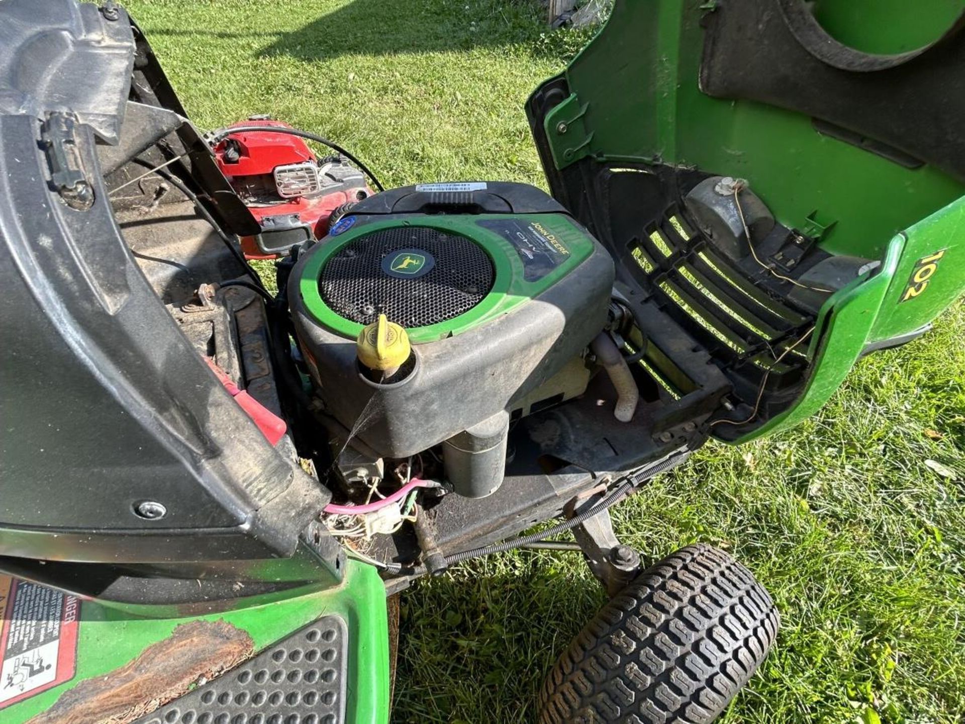 JOHN DEERE 102 LAWN TRACTOR W/42" DECK 17HP - Image 5 of 5