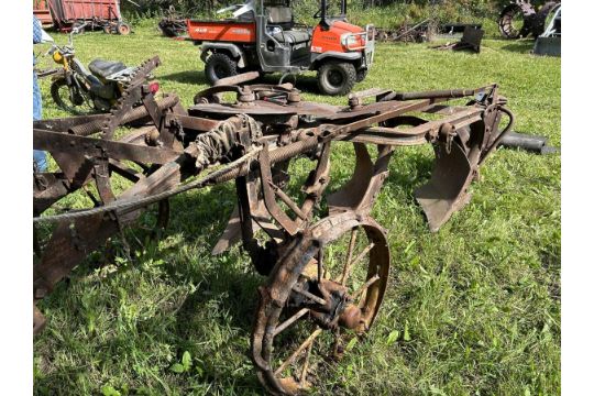 ANITQUE MASSEY HARRIS 3 BTM. PLOW ON STEEL - Image 5 of 7