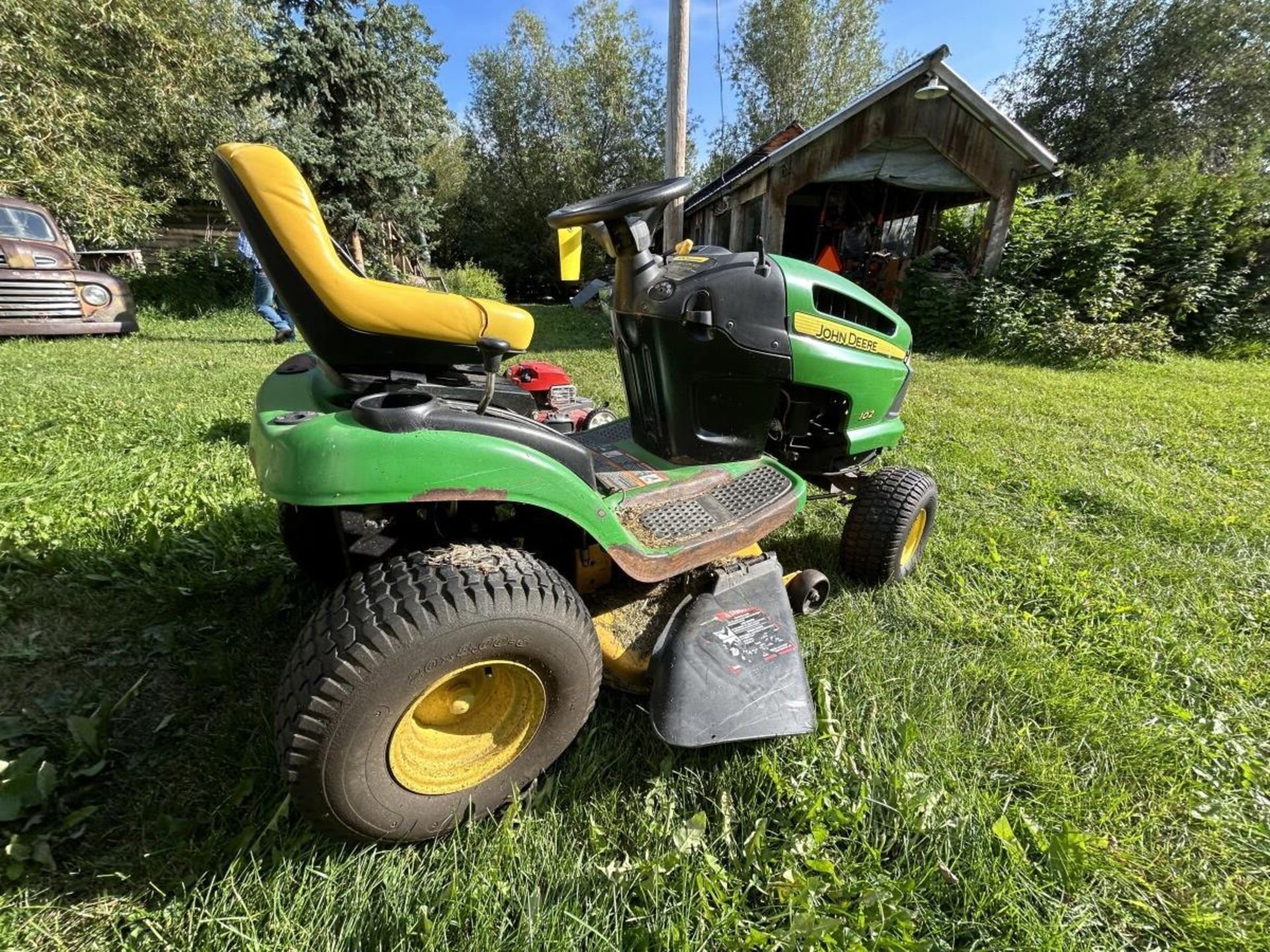 JOHN DEERE 102 LAWN TRACTOR W/42" DECK 17HP - Image 3 of 5