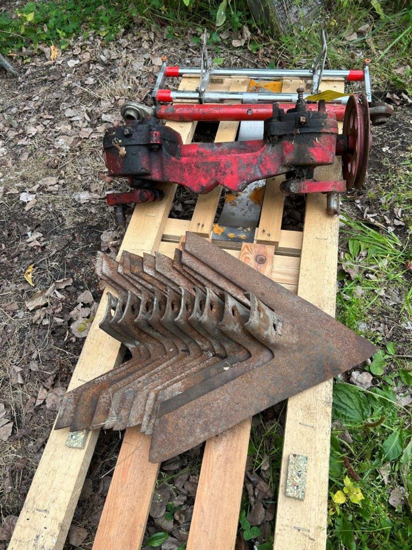 L/O - LIGHTLY USED CULTIVATOR SWEEPS - Image 5 of 5