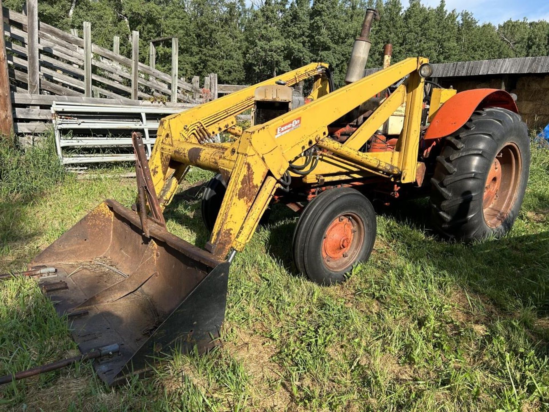 CASE 900 DIESEL TRACTOR W/EZEE-ON FEL BALE SPEARS, BUCKETS, 540 PTO, AUX. HYD., REBUILT WATER PUMP