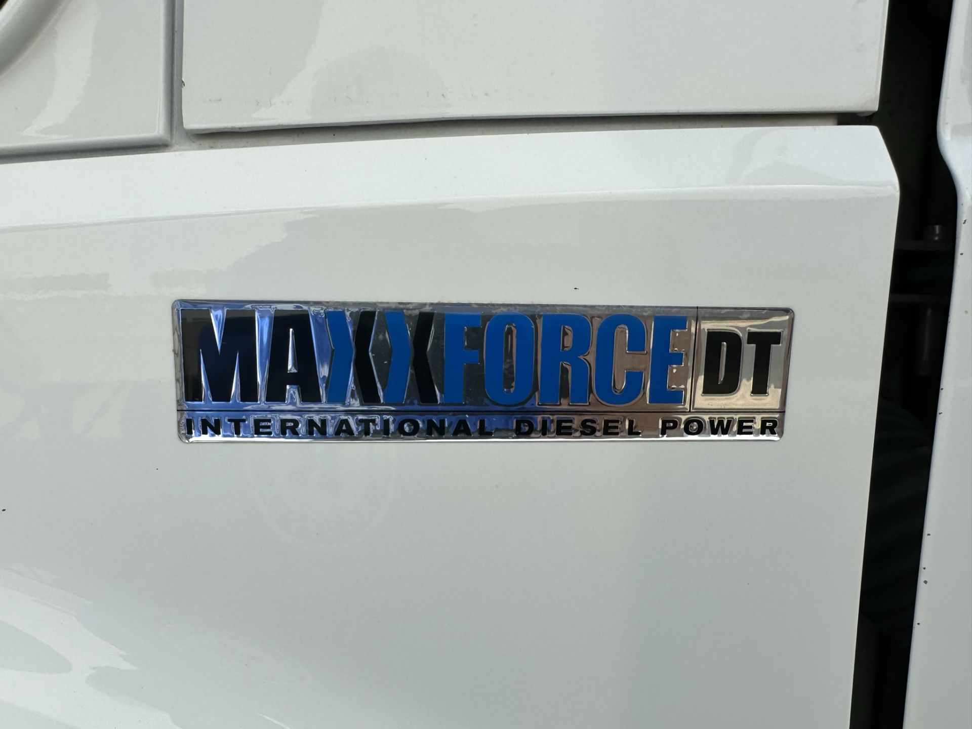 2010 INTERNATIONAL MAXFORCE DT, DIESEL, AUTO ALLISON TRANS, 5-TON CARGO TRUCK, S/A, HYD. POWER LIFT - Image 5 of 15