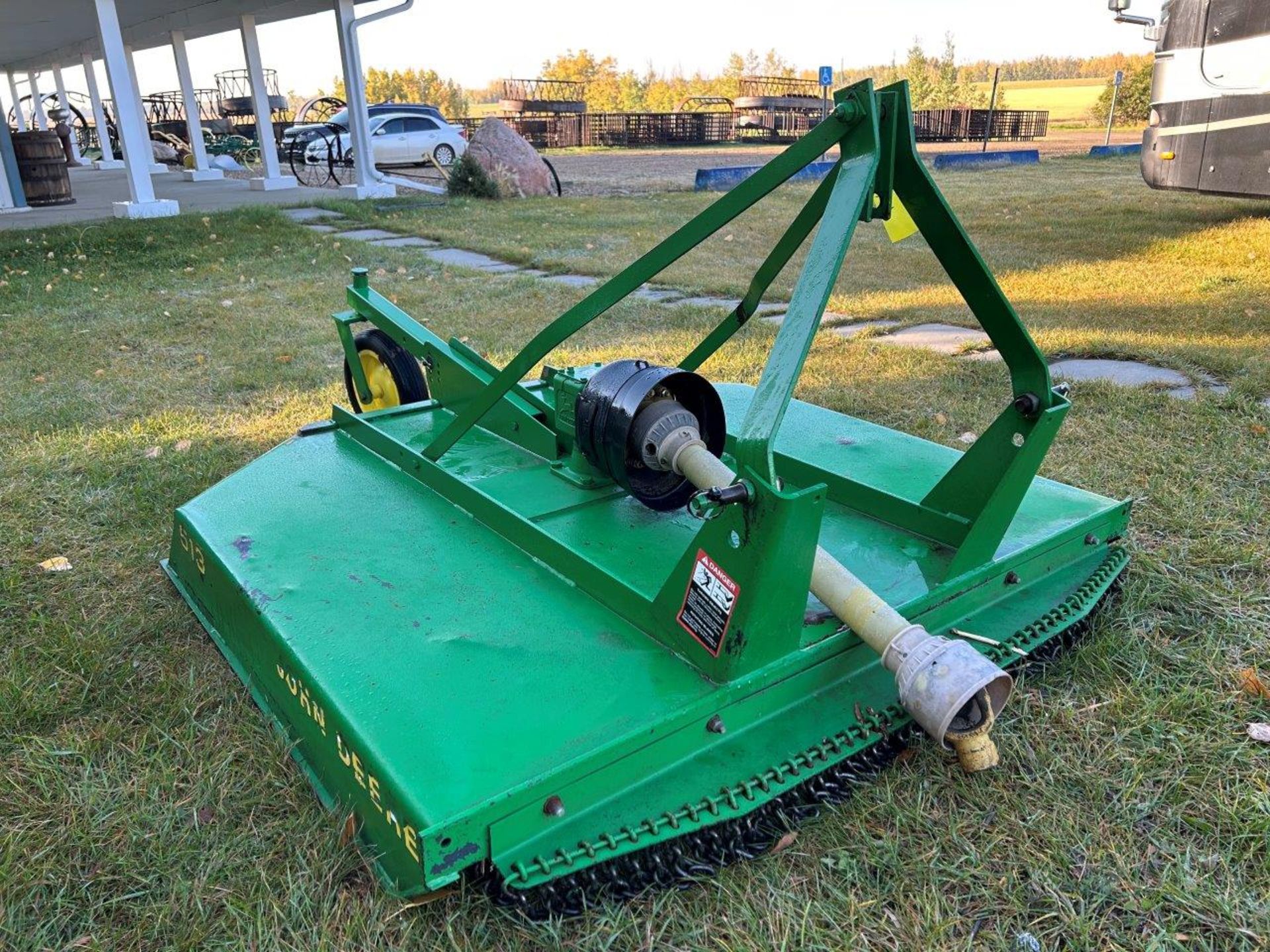 **LOCATED AT MAS** JOHN DEERE 513 3 PT SEMI TRAIL ROUGH CUT MOWER, 60 INCH S/N: W00513X005851 - Image 3 of 5