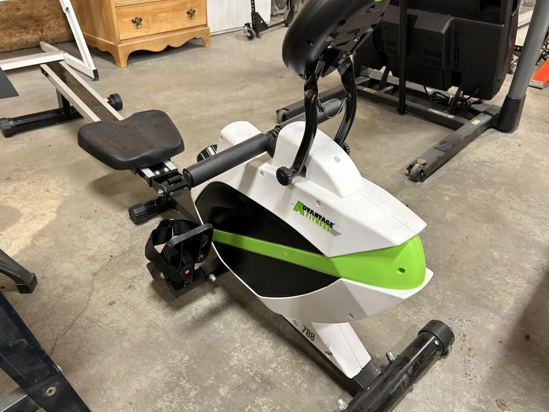 ADVANTAGE FITNESS ROWING MACHINE