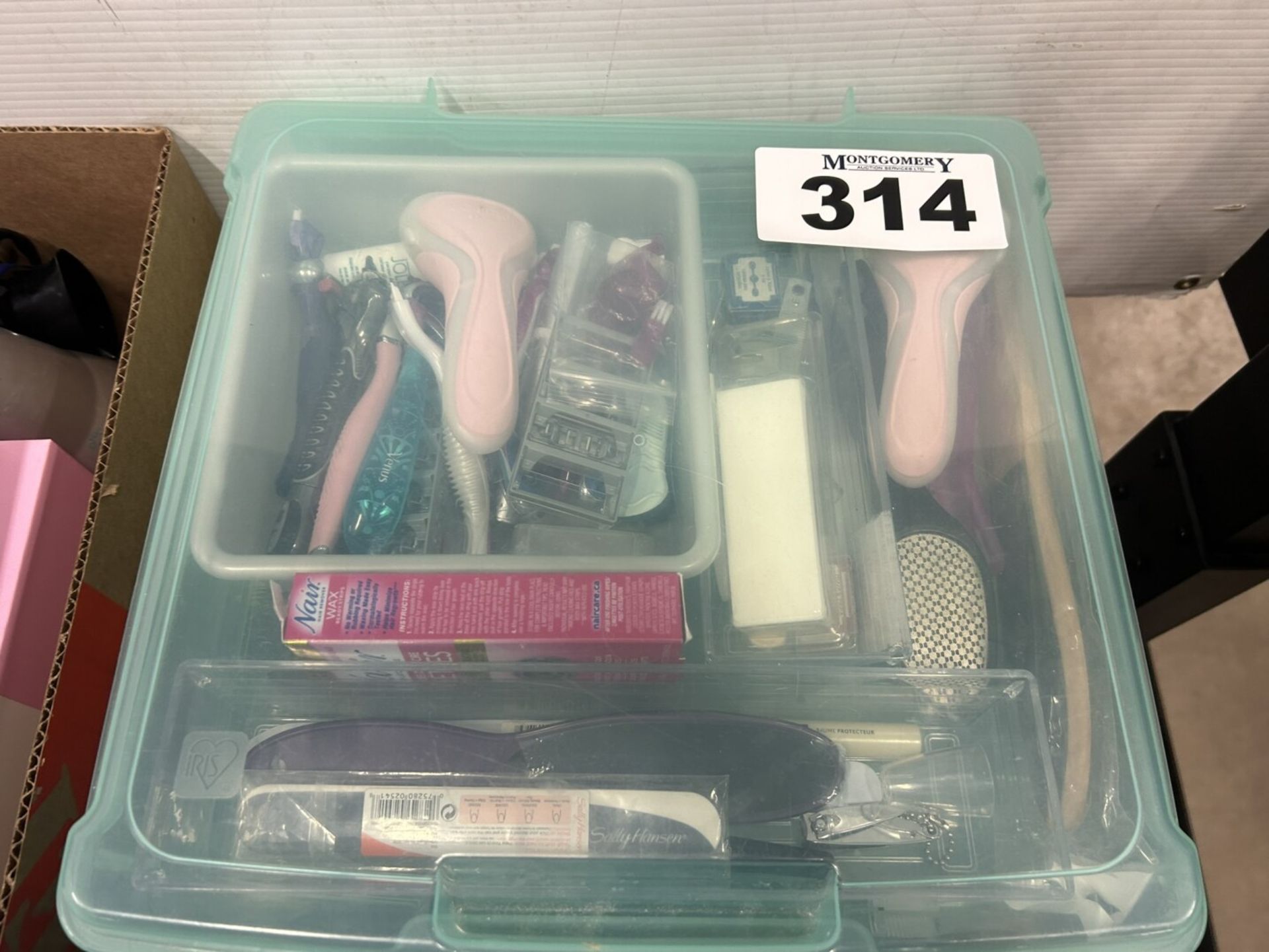 L/O ASSORTED BATHROOM ITEMS, CURLING IRONS, HAIR DRYER, PERSONAL GROOMING, ETC. - Image 9 of 24