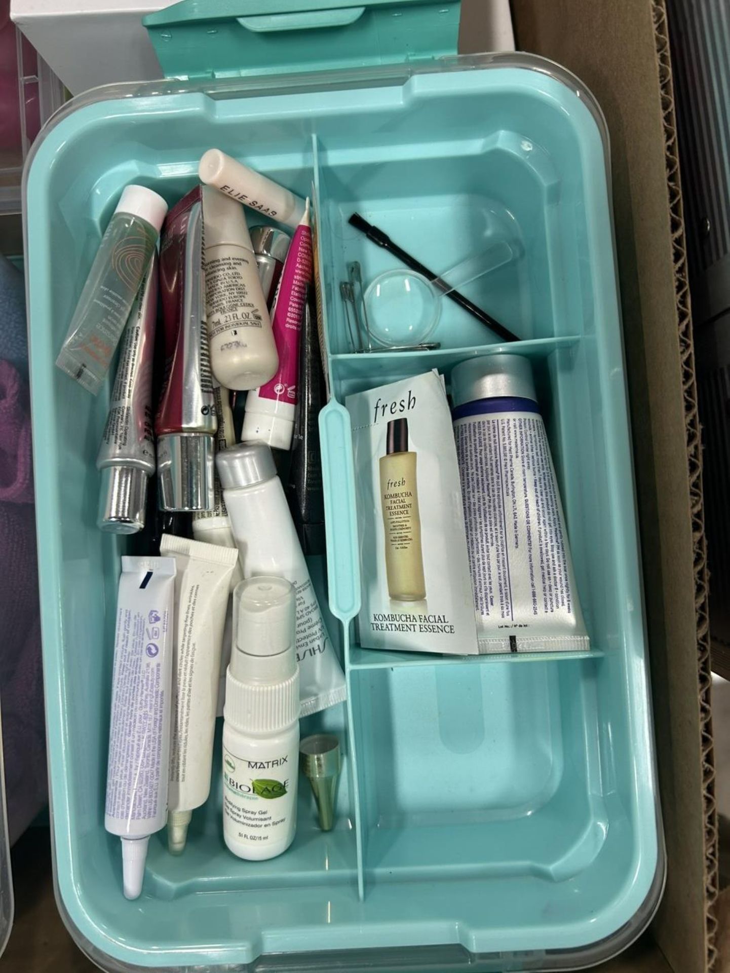 L/O ASSORTED BATHROOM ITEMS, CURLING IRONS, HAIR DRYER, PERSONAL GROOMING, ETC. - Image 13 of 24