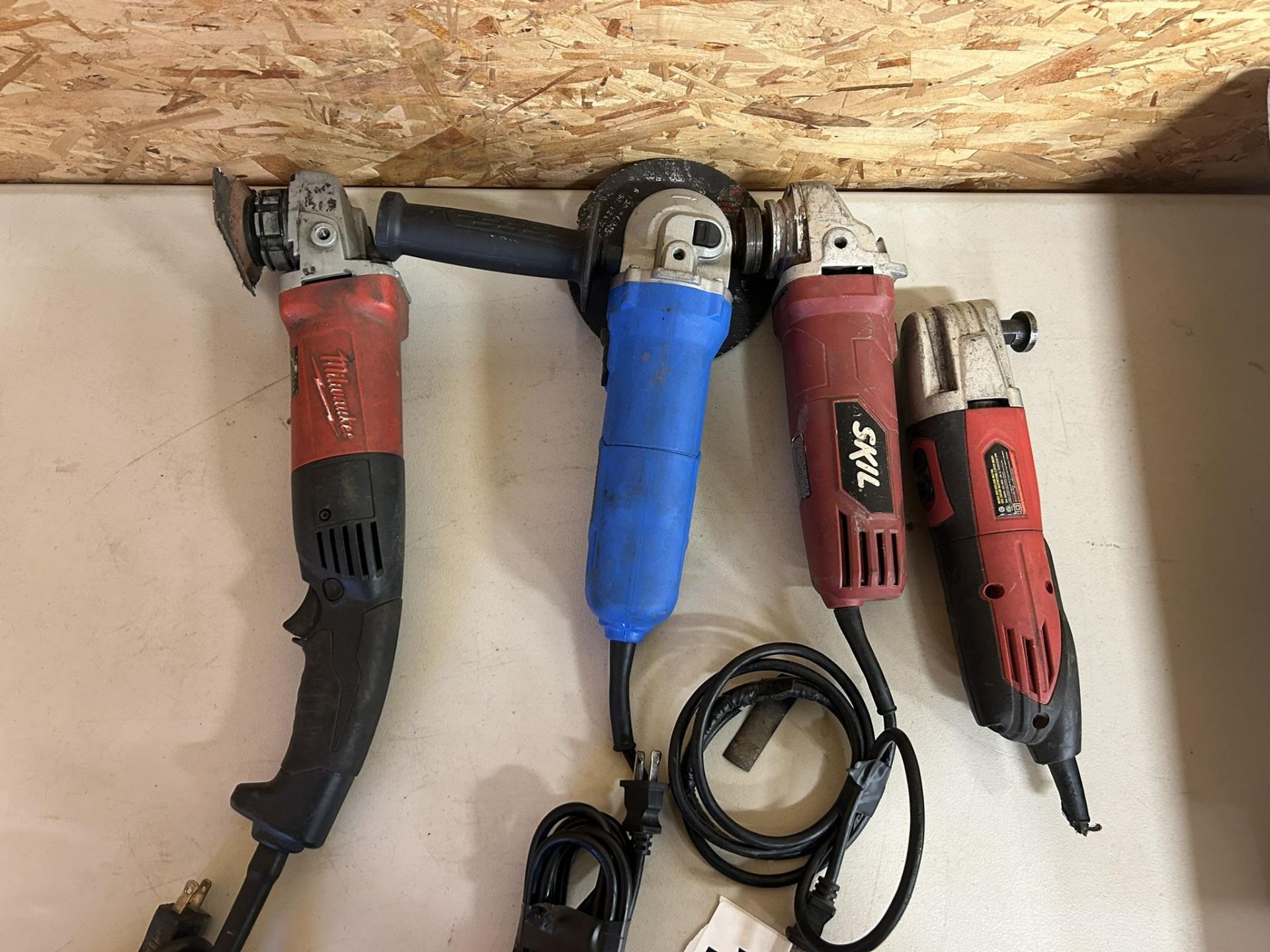 MILWAUKEE 5" & MASTERCRAFT 4.5" ELEC. ANGLE GRINDERS AND ASSORTED ANGLE GRINDERS FOR PARTS