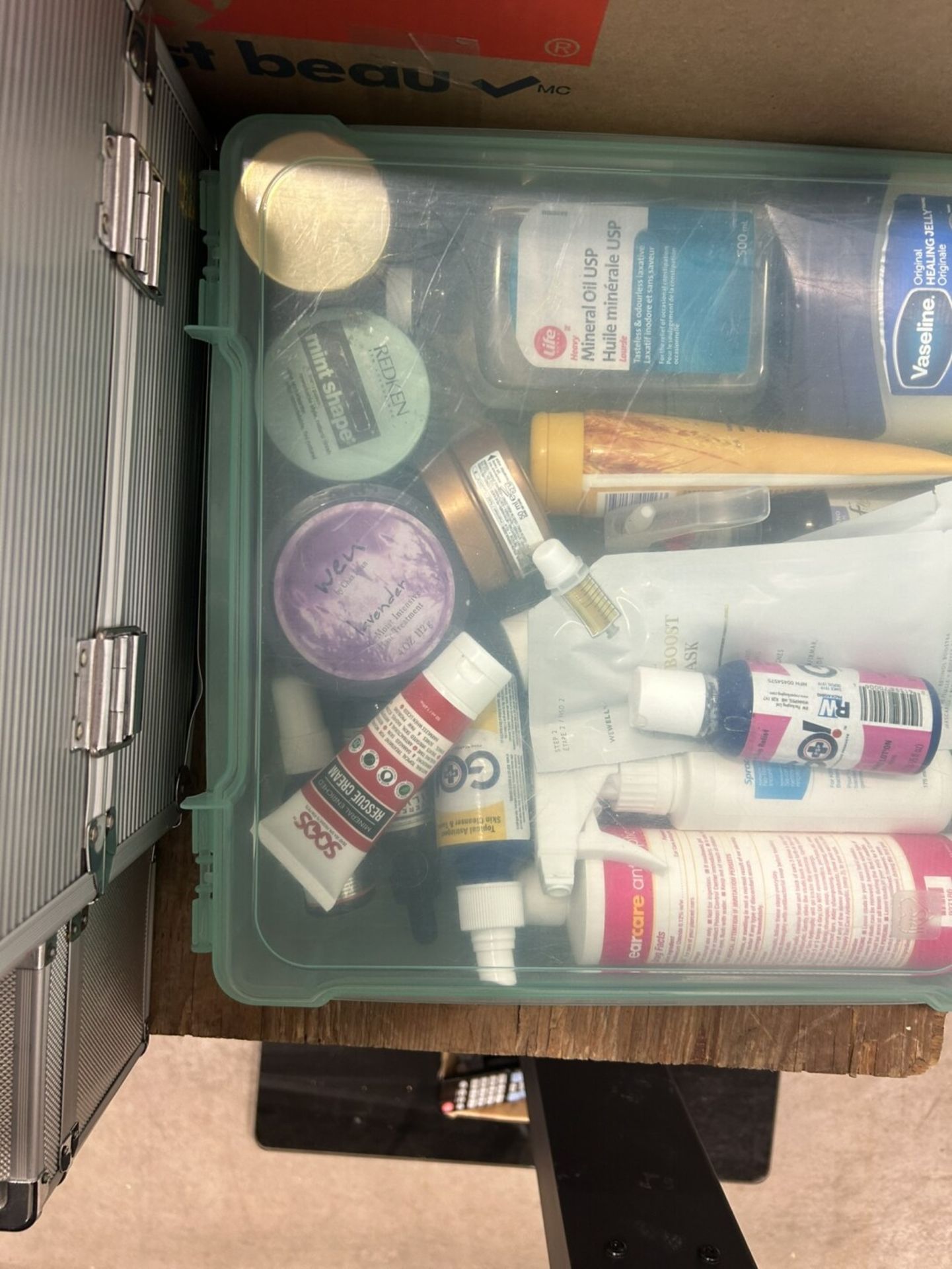 L/O ASSORTED BATHROOM ITEMS, CURLING IRONS, HAIR DRYER, PERSONAL GROOMING, ETC. - Image 11 of 24