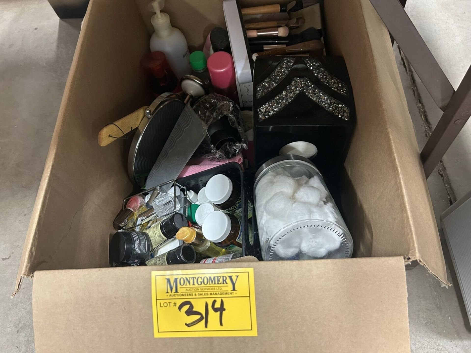 L/O ASSORTED BATHROOM ITEMS, CURLING IRONS, HAIR DRYER, PERSONAL GROOMING, ETC. - Image 3 of 24