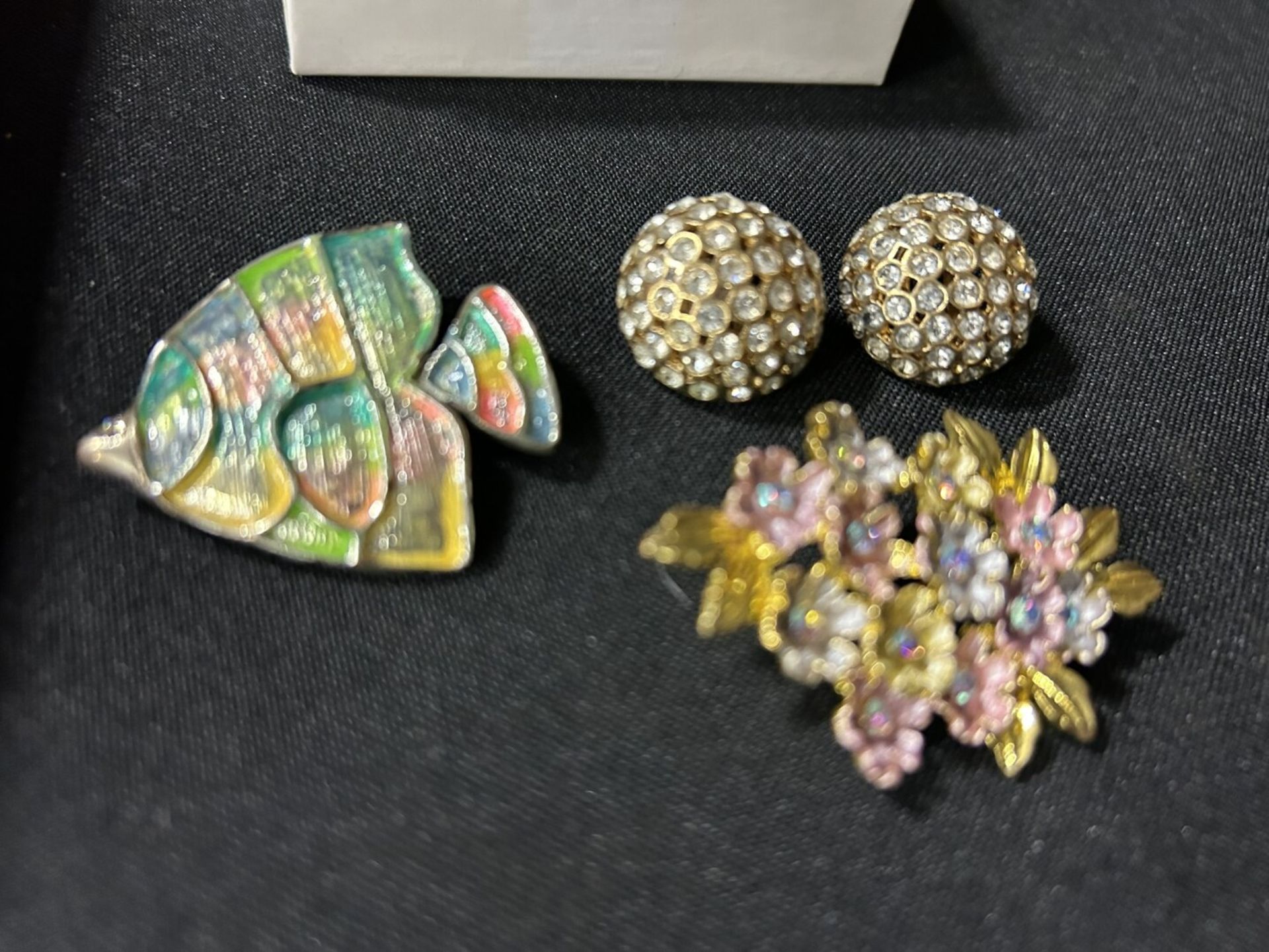 ASSORTED WOMEN'S BROACHES, JEWELRY, ETC. - Image 2 of 5