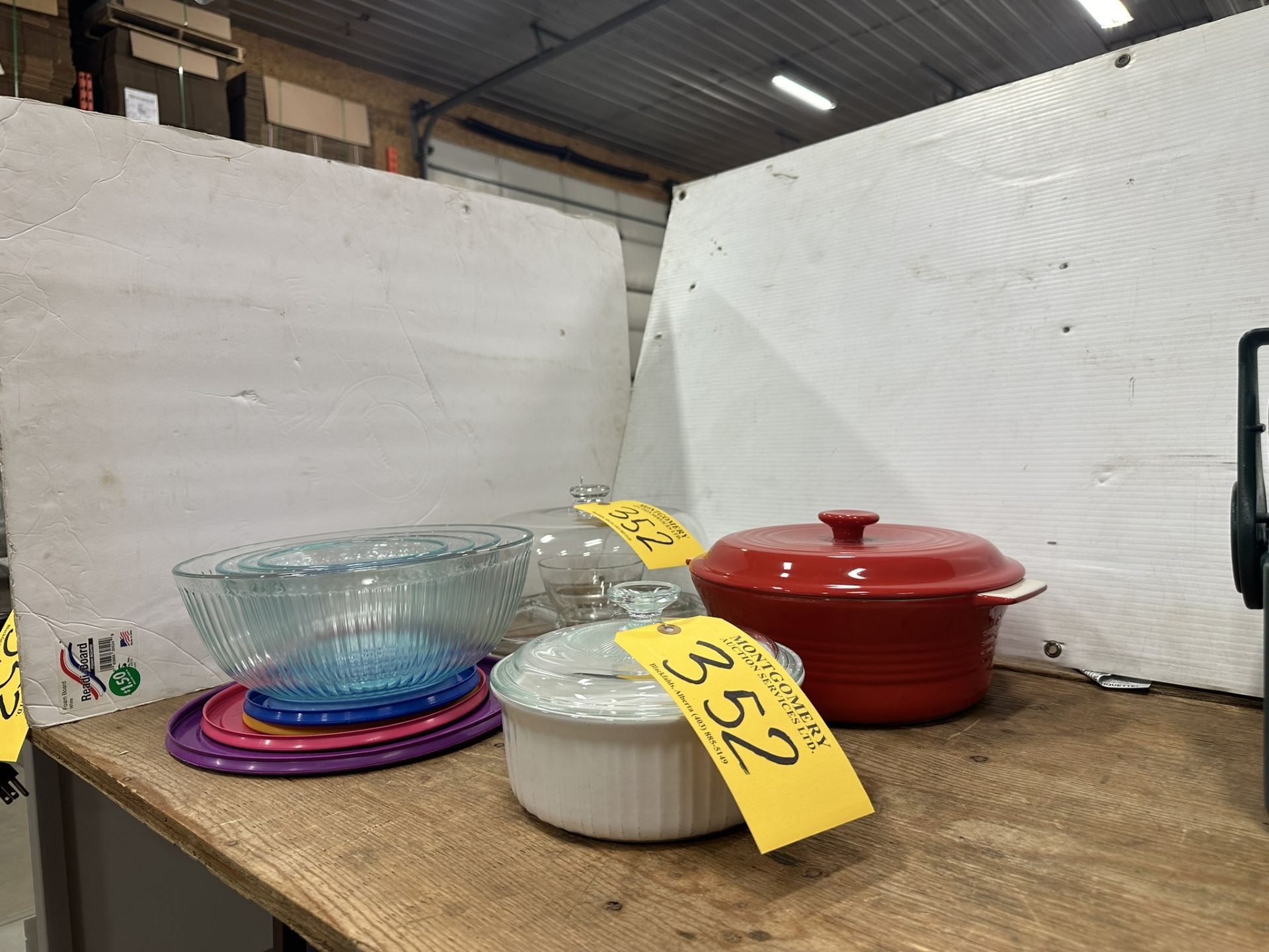 ASSORTED MIXING BOWLS, CASSEROLE DISHES, SERVING PLATTER, ETC.