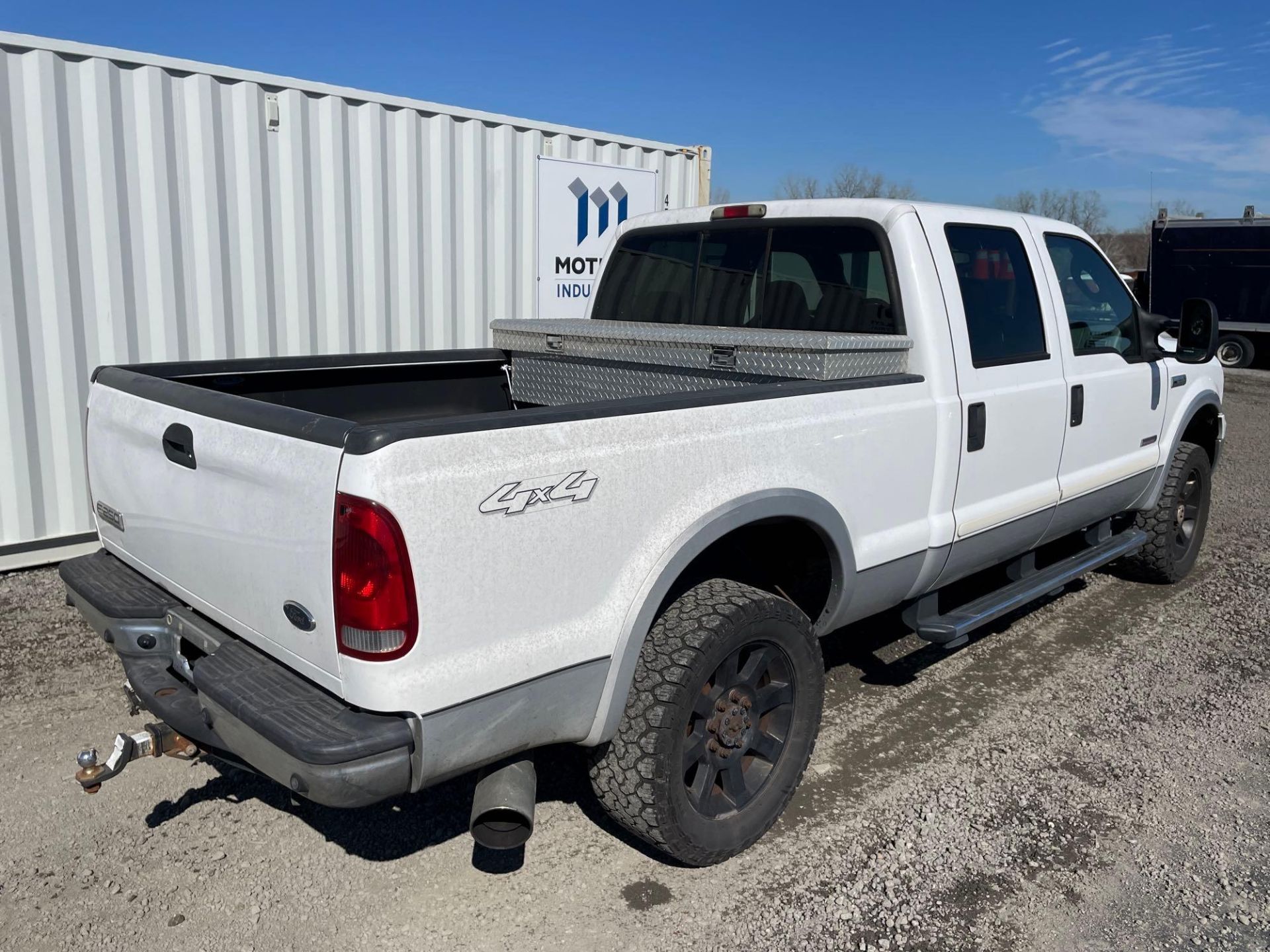 2005 Ford F250 Crew Cab Pickup - Image 2 of 21