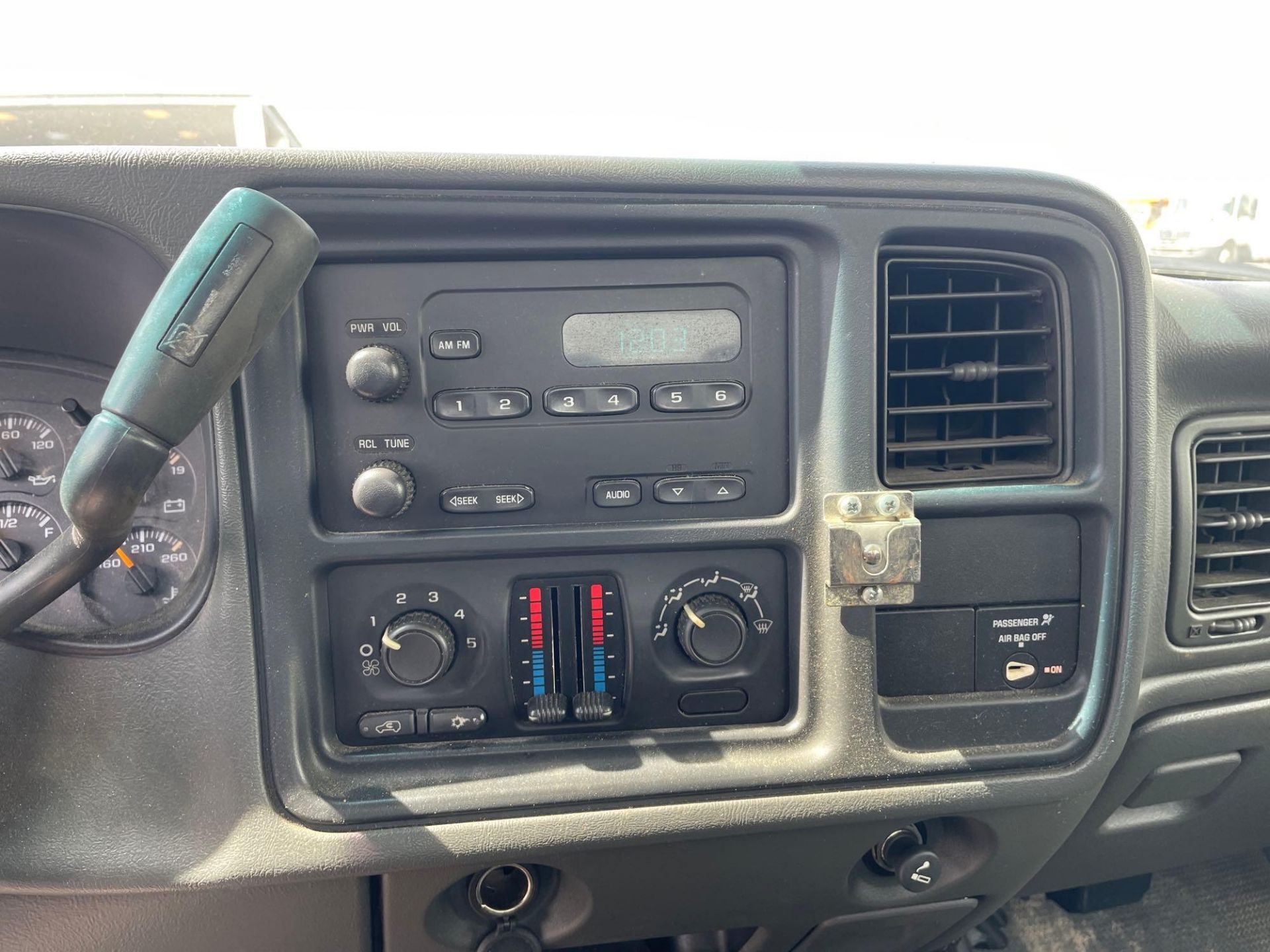 2005 GMC 2500 Pickup Truck - Image 9 of 21