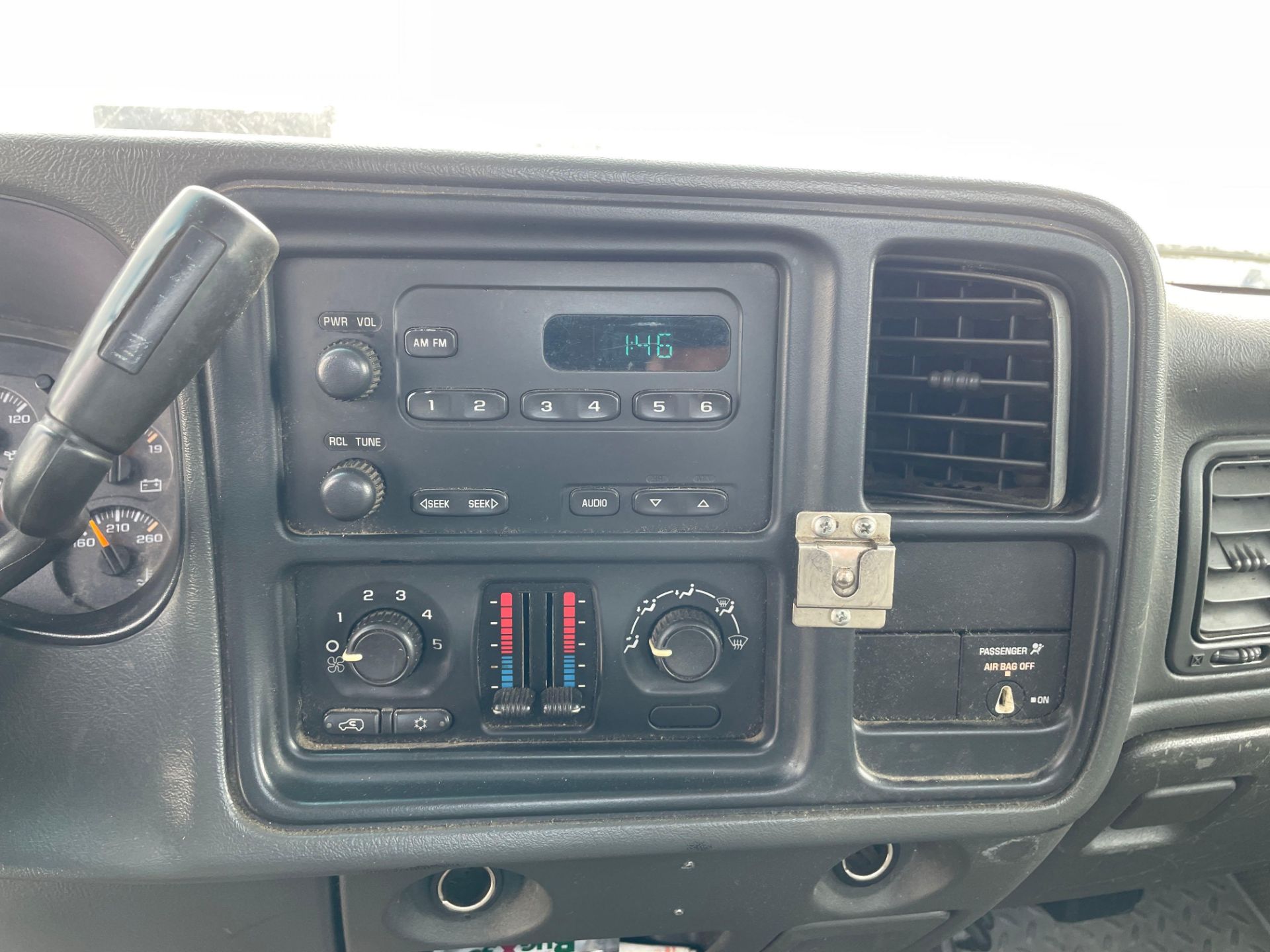 2005 GMC 2500 Pickup Truck - Image 9 of 23