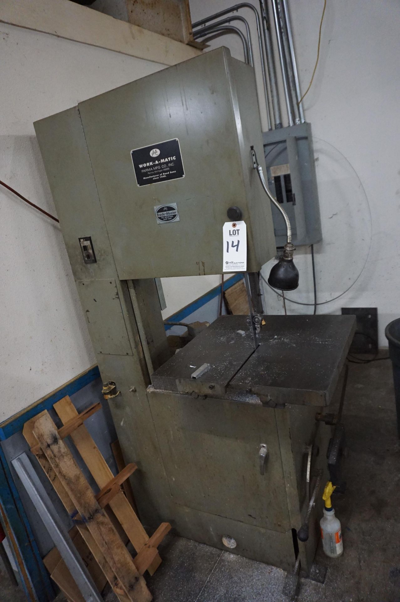 PARMA MFG CO WORK-A-MATIC VERTICAL METAL CUTTING BANDSAW, TABLE 14" X 14"