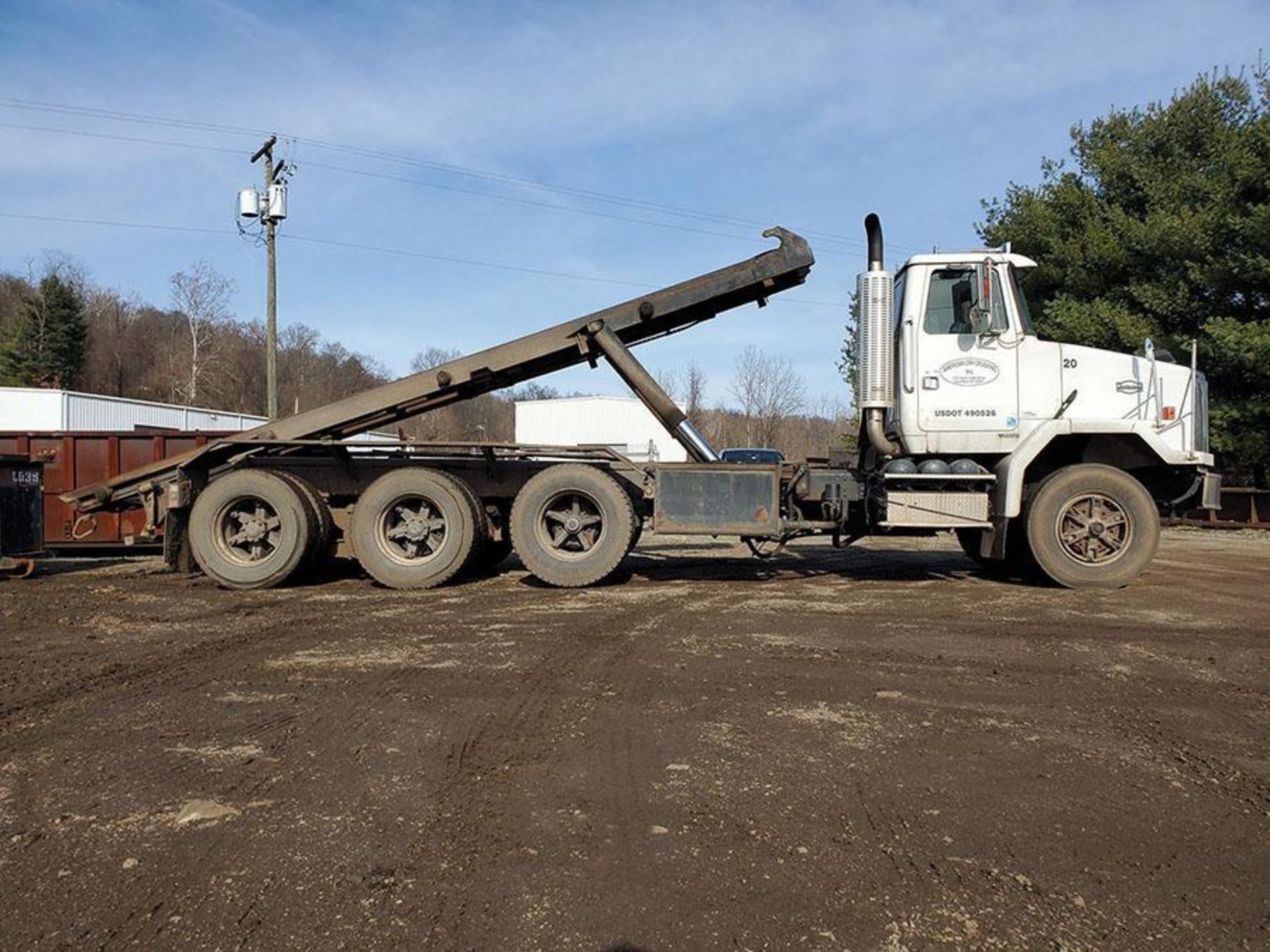 2001 Volvo Autocar Roll Off Truck, Tandem Axle w/ Single Tag Axle, Vin 4V5SC8RH51N311810, 88,160 GVW - Image 7 of 16