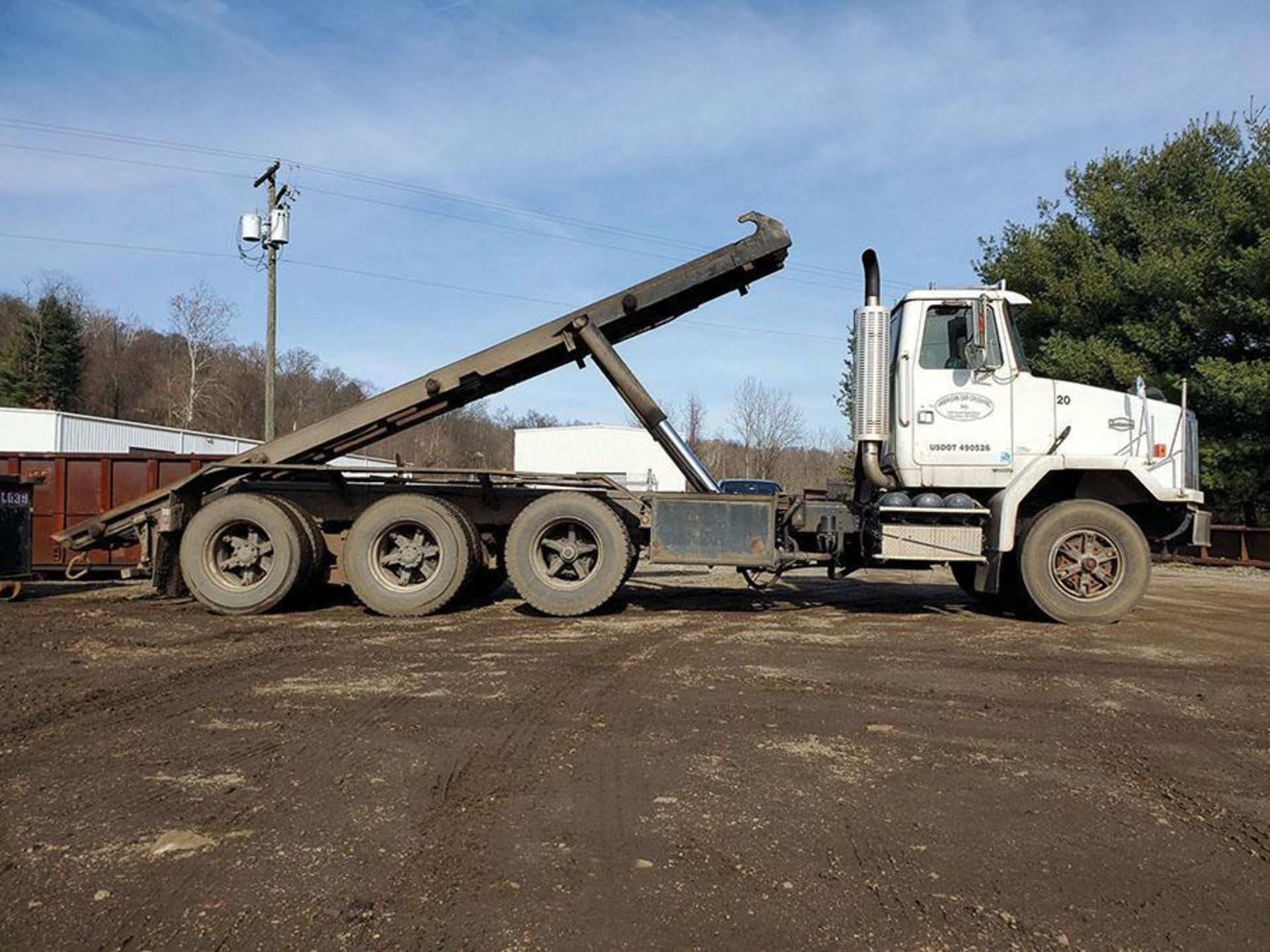 2001 Volvo Autocar Roll Off Truck, Tandem Axle w/ Single Tag Axle, Vin 4V5SC8RH51N311810, 88,160 GVW - Image 6 of 16