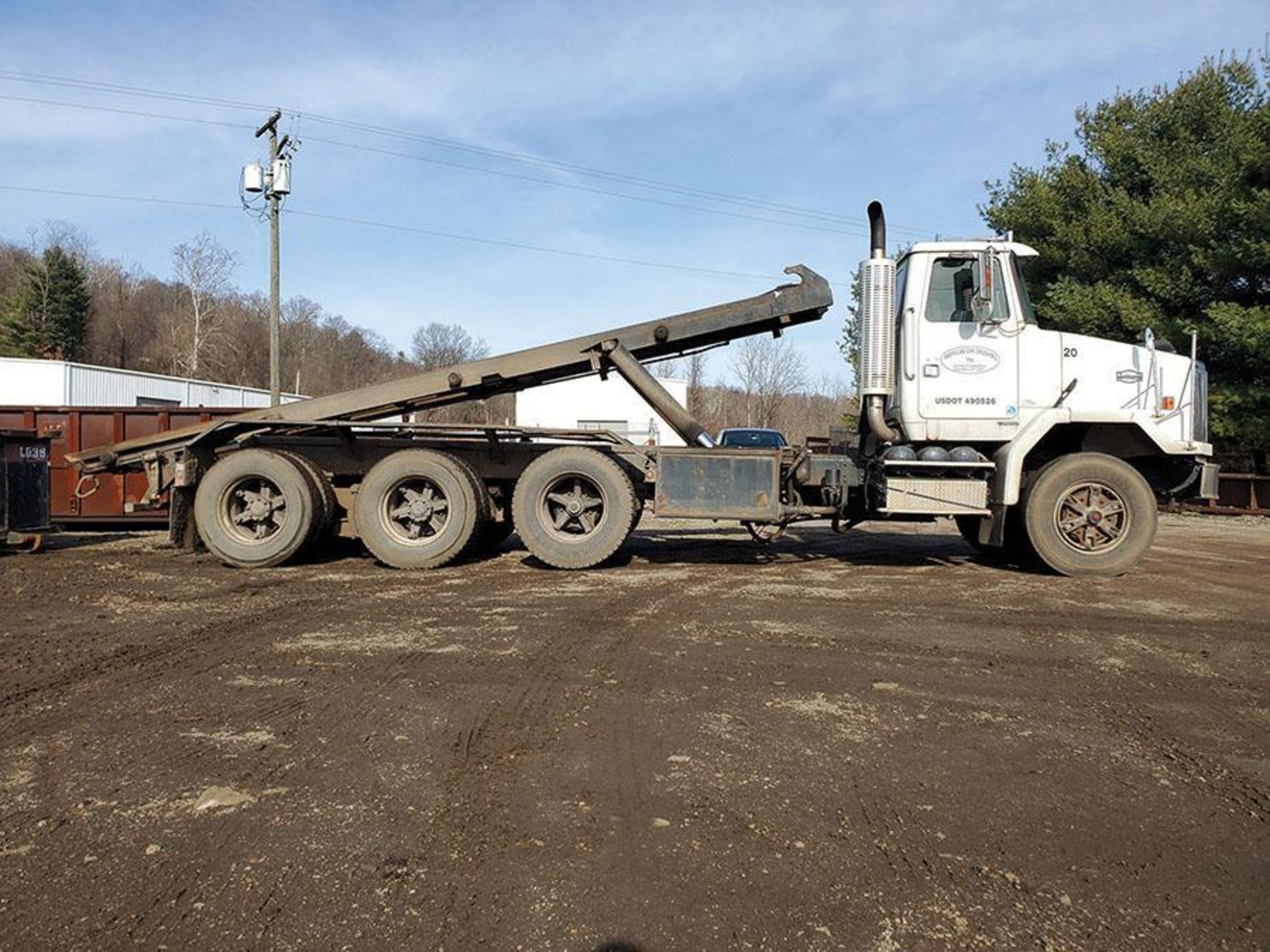 2001 Volvo Autocar Roll Off Truck, Tandem Axle w/ Single Tag Axle, Vin 4V5SC8RH51N311810, 88,160 GVW - Image 8 of 16